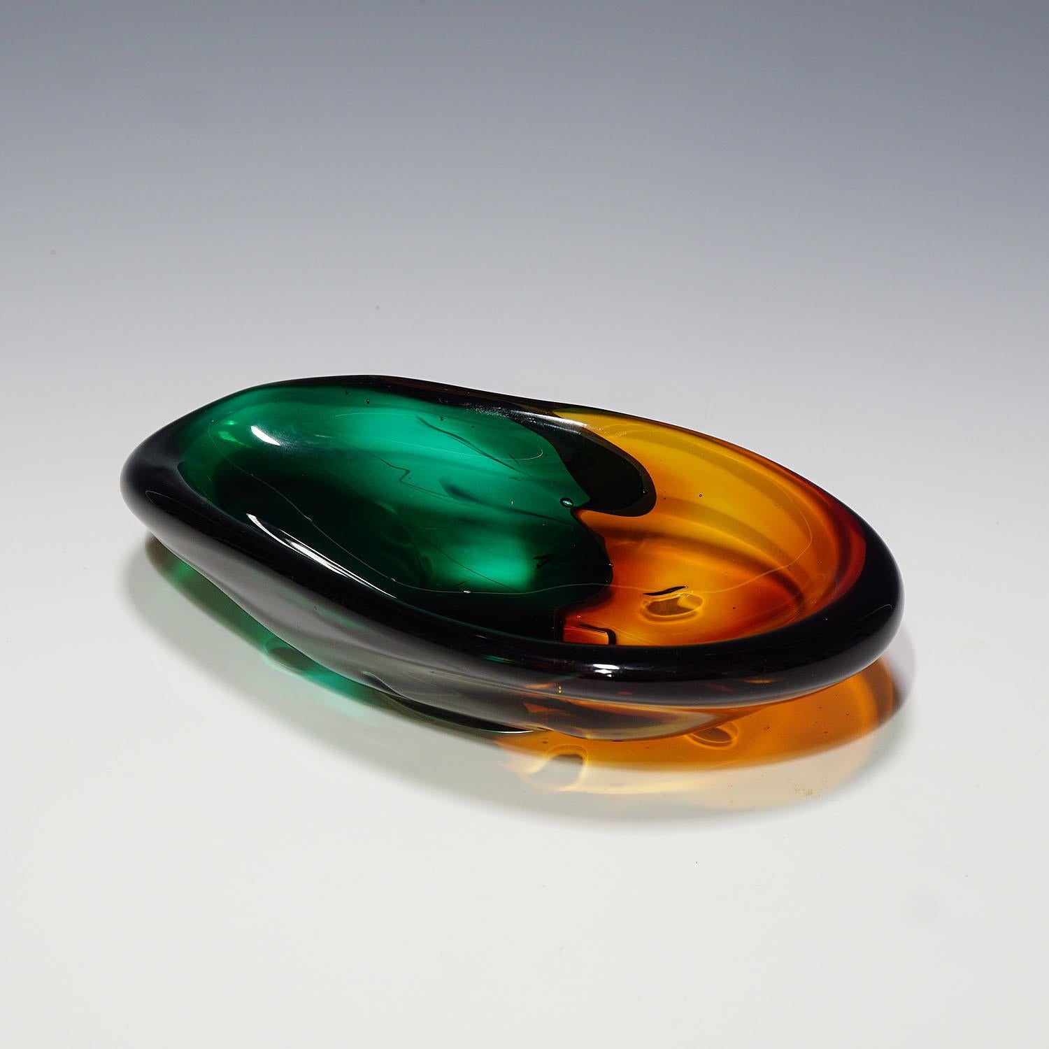 Eine Vintage-Glasschale im Stil von 1950 mit dickem, überlappendem grünem und orangefarbenem Glas und Klarglasüberfang. Auf dem Sockel signiert 