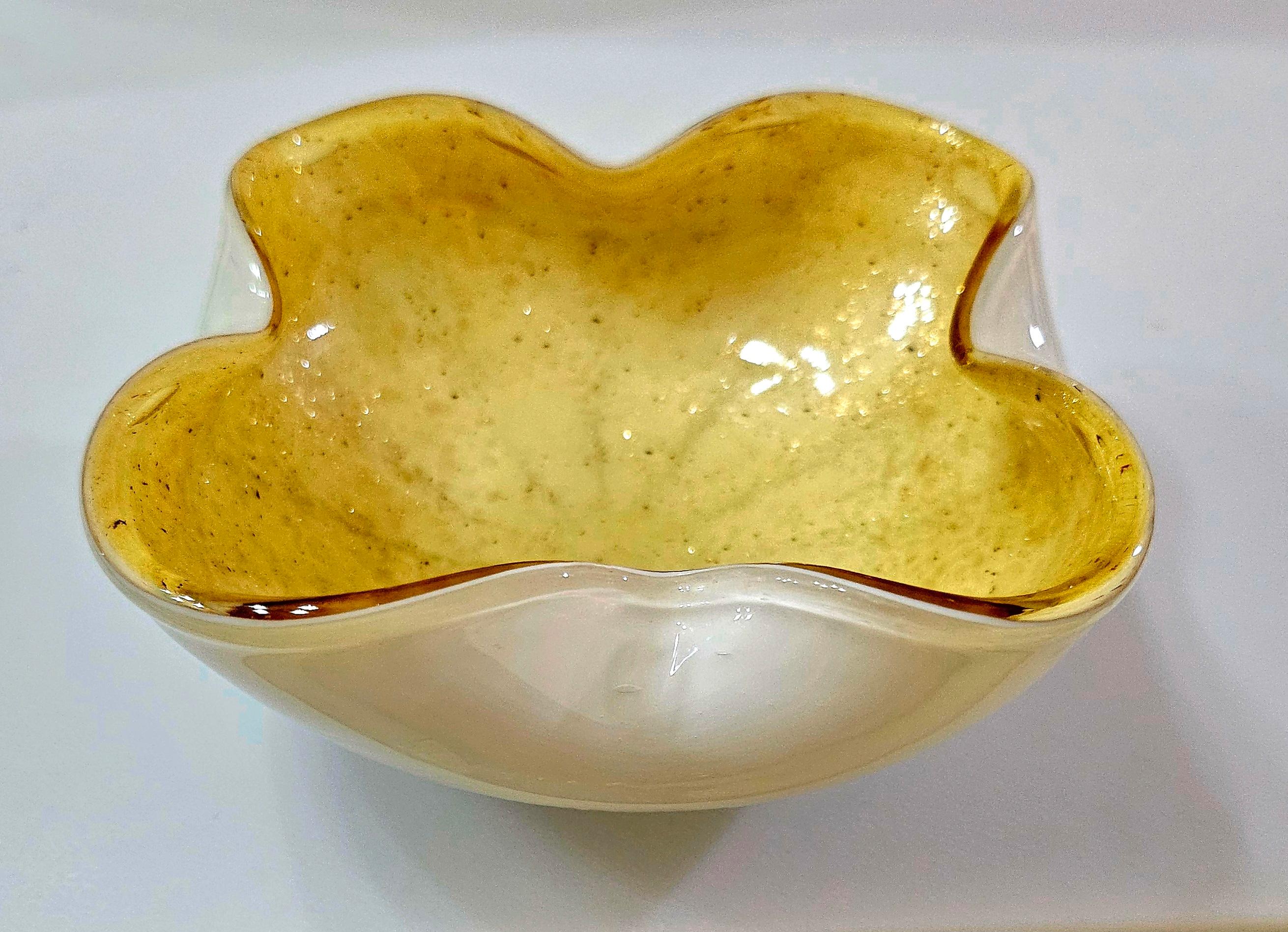 Vintage Murano Glass Bowl / Dish / Ashtray / Vide Poche
L'intérieur présente de fines paillettes d'or qui semblent 