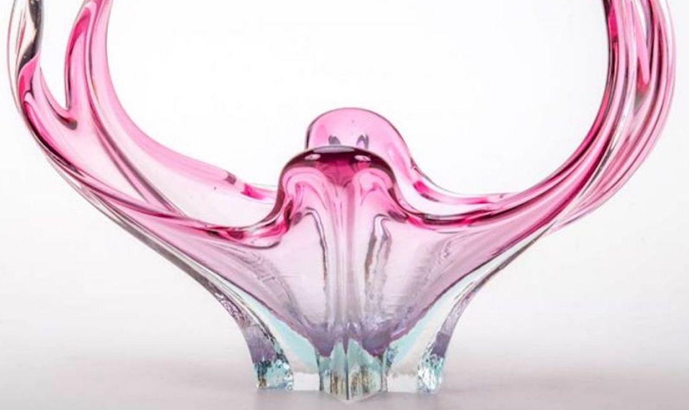 Murano bowl is an original Murano glass bowl with colorless glass and pink reflections.

With amusing star shaped support, and with large winged elements which lengthen the shape upwards

Our specimen, in addition to the researched Murano glass