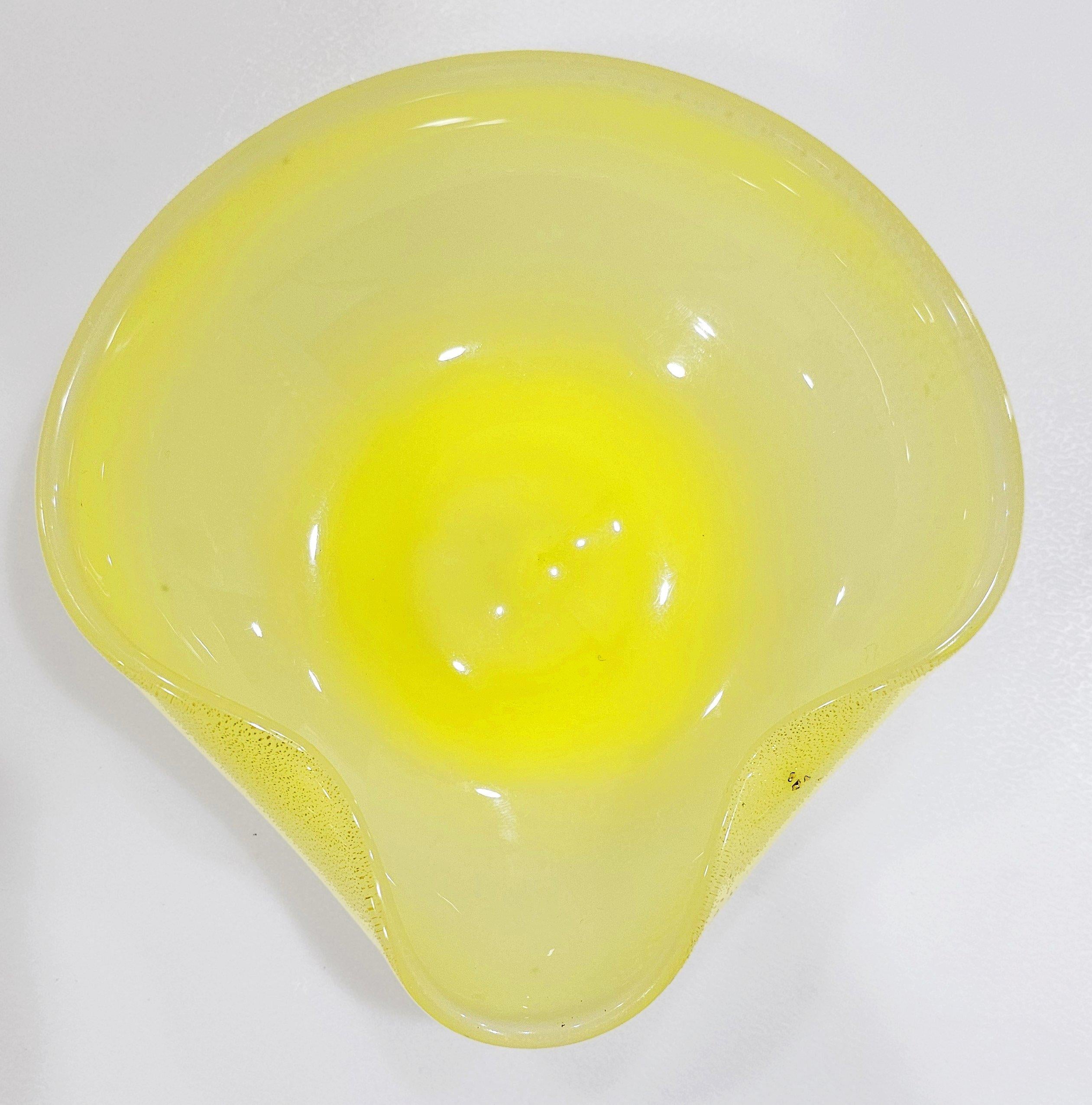 Vintage Murano Glas Schale / Trinket Dish / Catch-All, Opaline w / Gold Fleck im Angebot 6