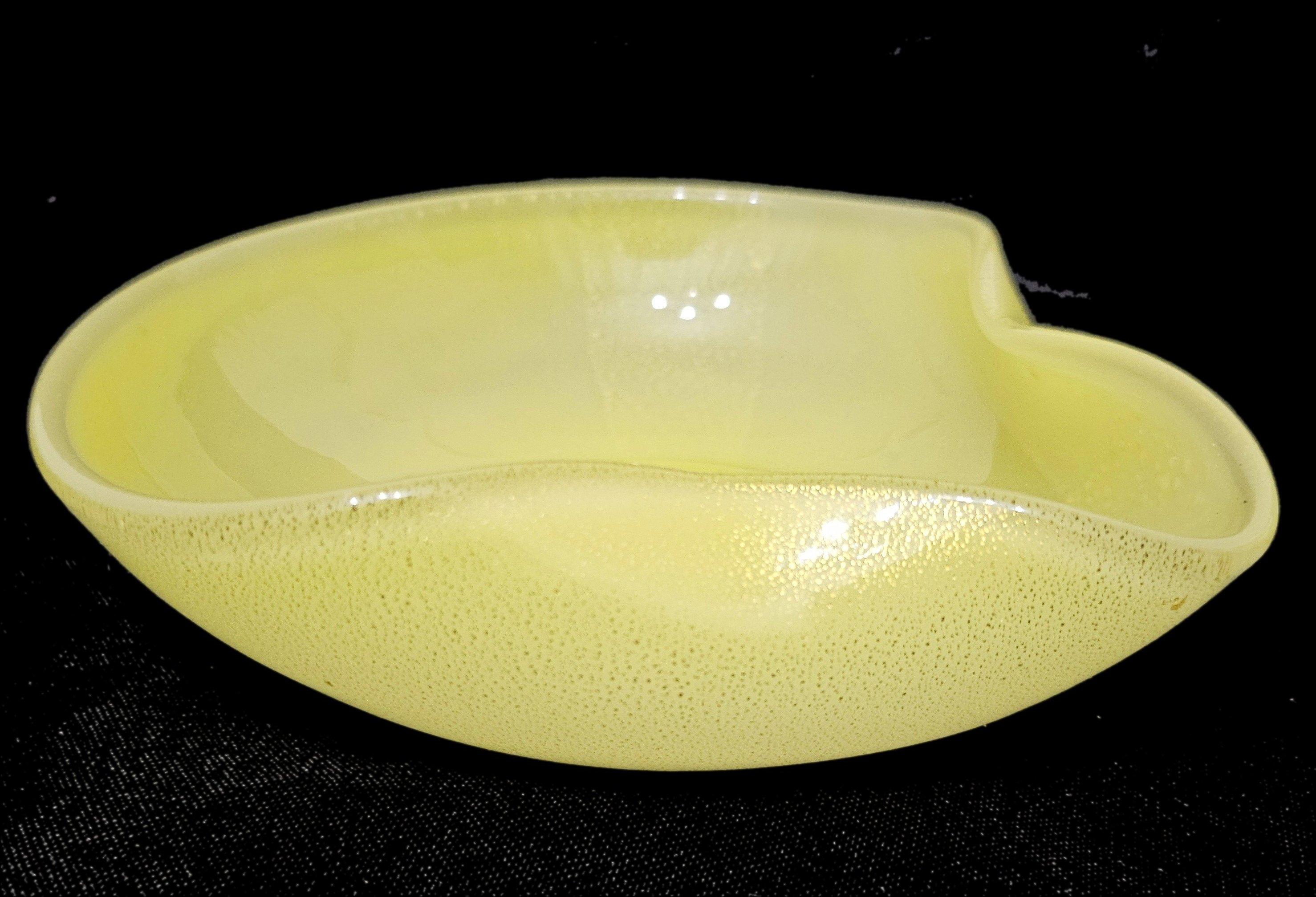 Vintage Murano Glass Bowl / Trinket Dish / Catch-All, Opaline w/ Gold Fleck For Sale 12
