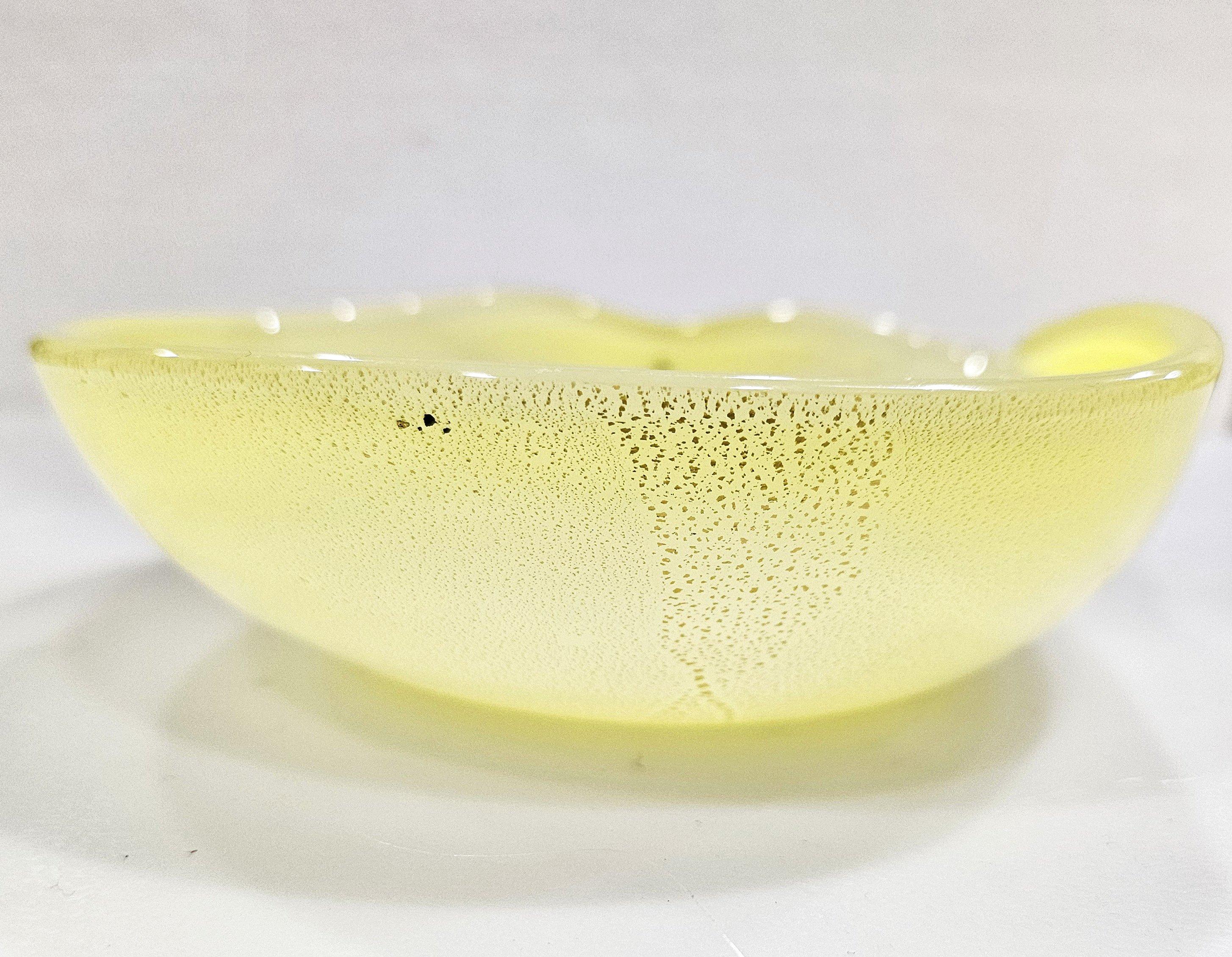 Vintage Murano Glass Bowl / Trinket Dish / Catch-All, Opaline w/ Gold Fleck
Environ 5,5 x 5 x 1,5 pouces.
Bel état vintage, sans fissures ni éclats.

Les mesures sont approximatives. Veuillez noter que les couleurs sur votre écran et/ou dans votre
