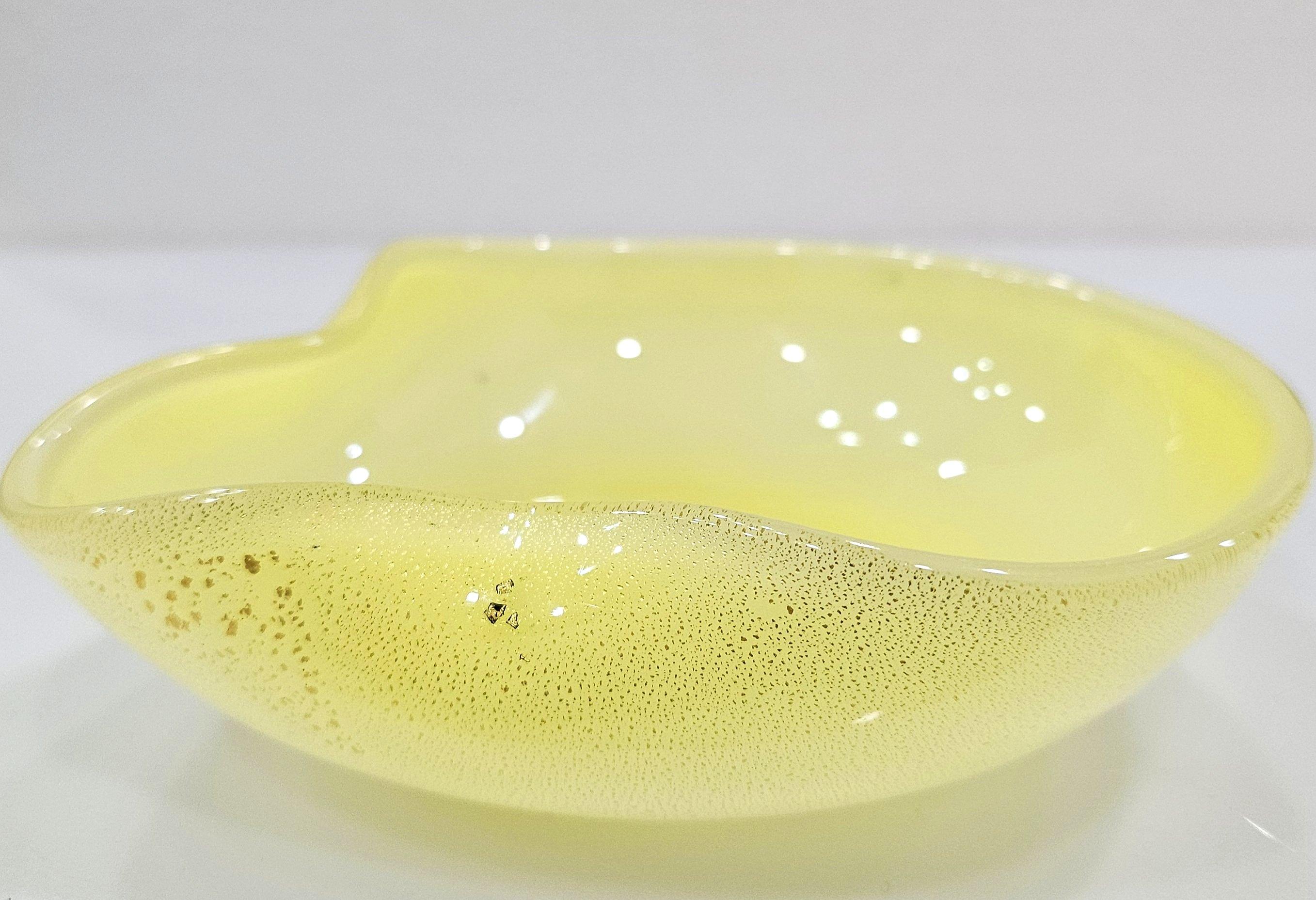20ième siècle Vintage Murano Glass Bowl / Trinket Dish / Catch-All, Opaline w/ Gold Fleck en vente