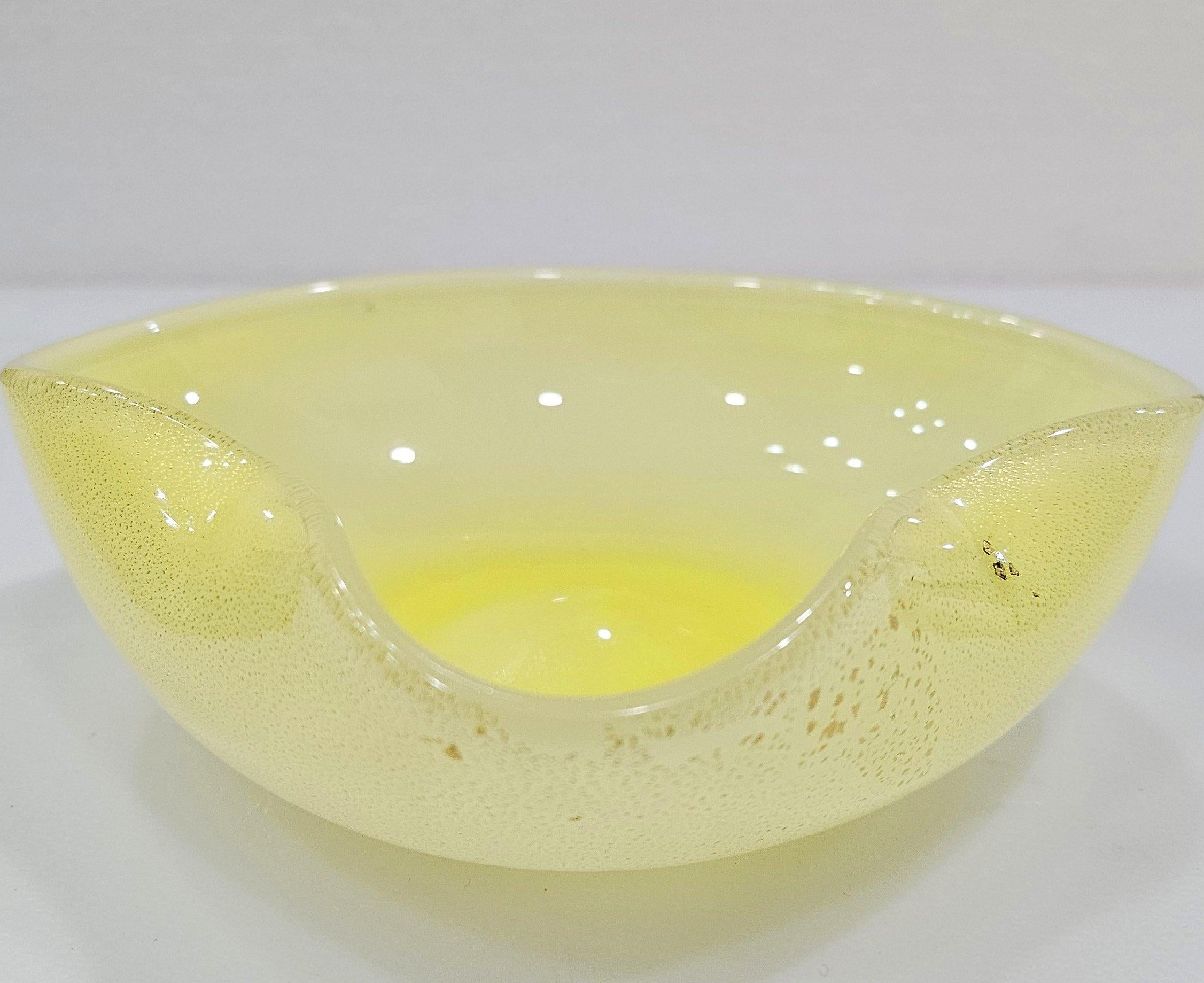 Vintage Murano Glas Schale / Trinket Dish / Catch-All, Opaline w / Gold Fleck im Angebot 1