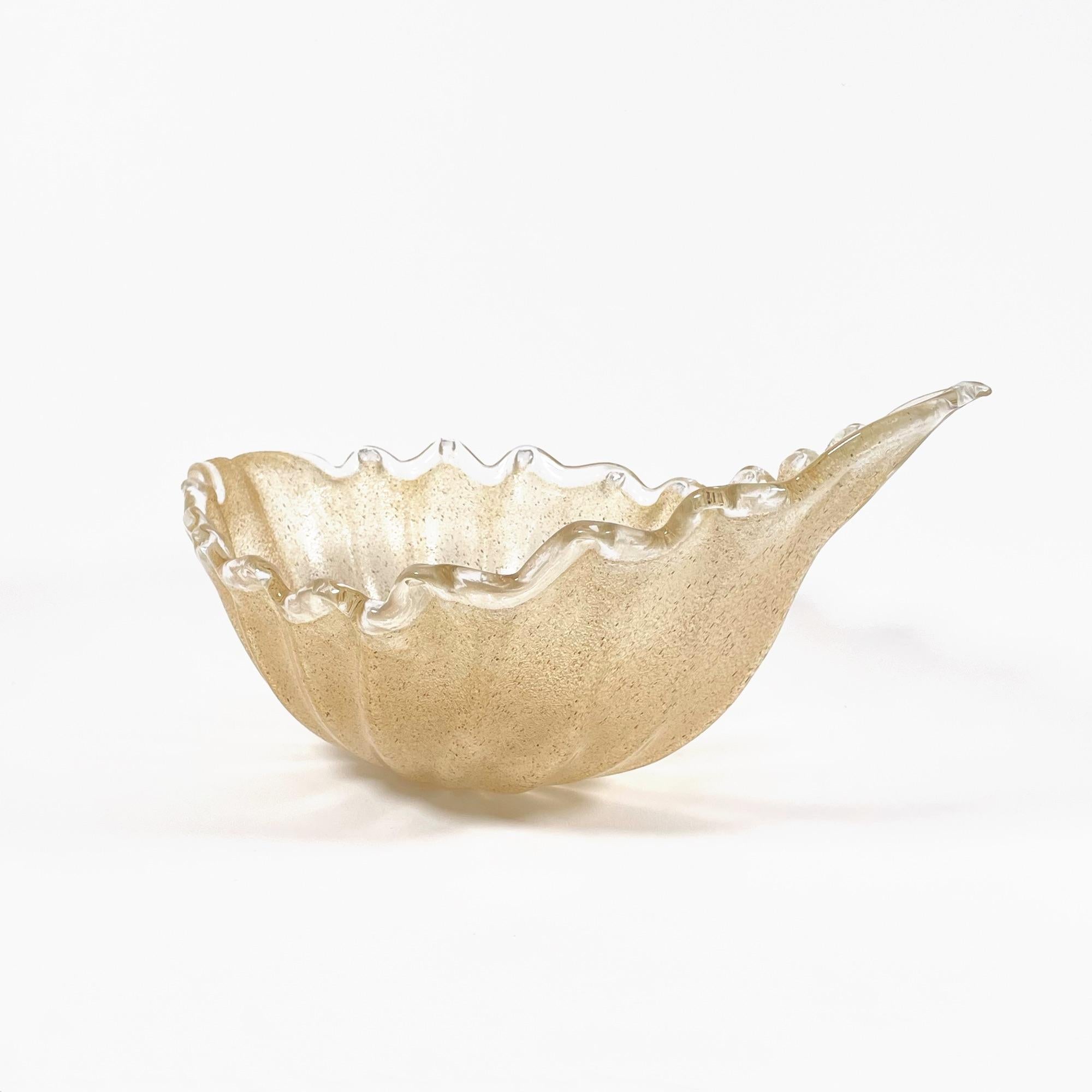This exquisite Murano glass bowl is a stunning example of vintage Italian craftsmanship from the 1970s. Measuring 38 cm in length, 25 cm in width, and 13 cm in height, its elongated design and elegant curves make it a versatile decorative piece for
