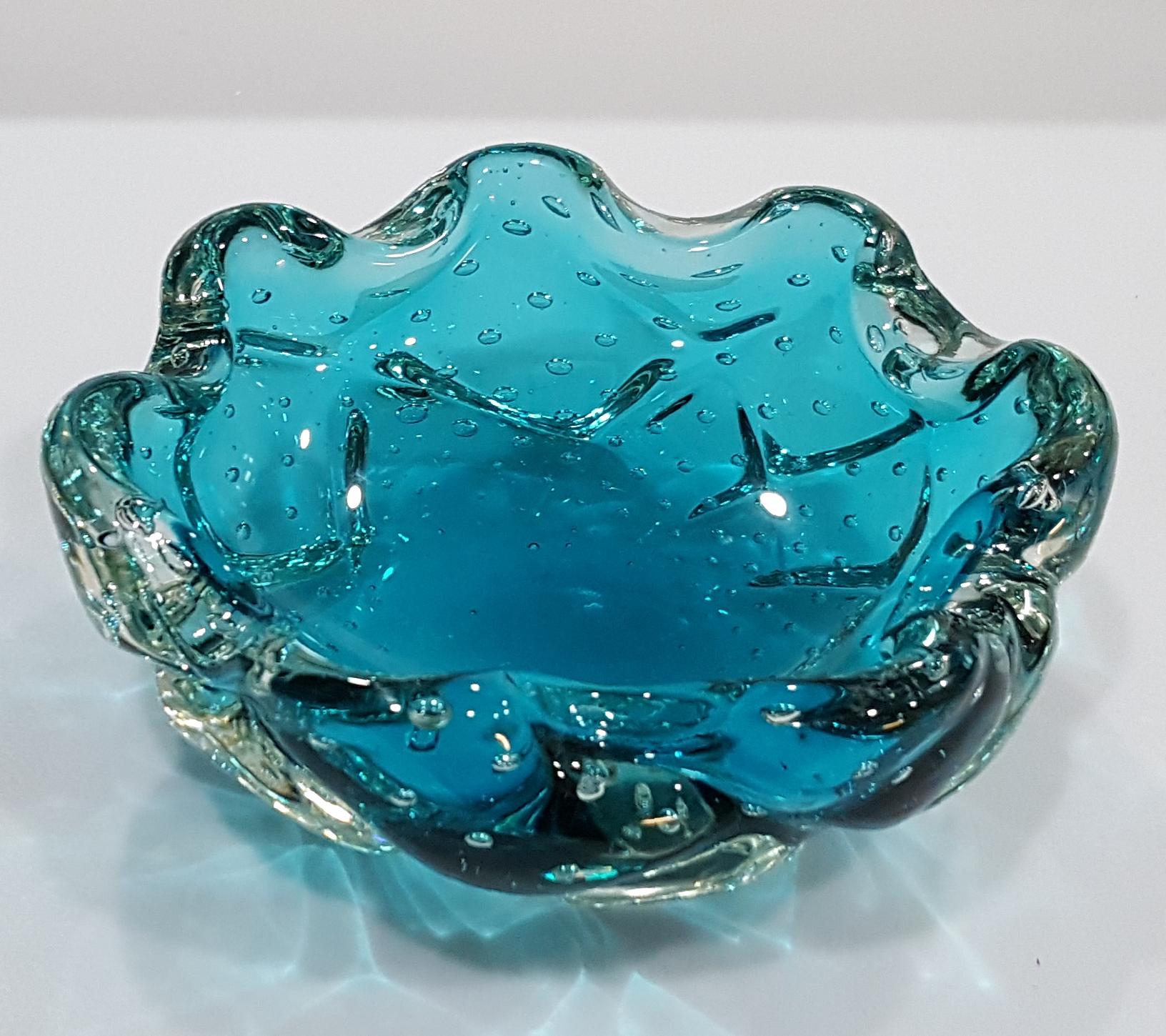 Vintage Murano Glass Bullicante Bowl/Dish 
Nice vintage condition. We found no chips or cracks.

Measurements are approximate. Please be aware that the color on your monitor and/or in your environment may look slightly different than in ours, so