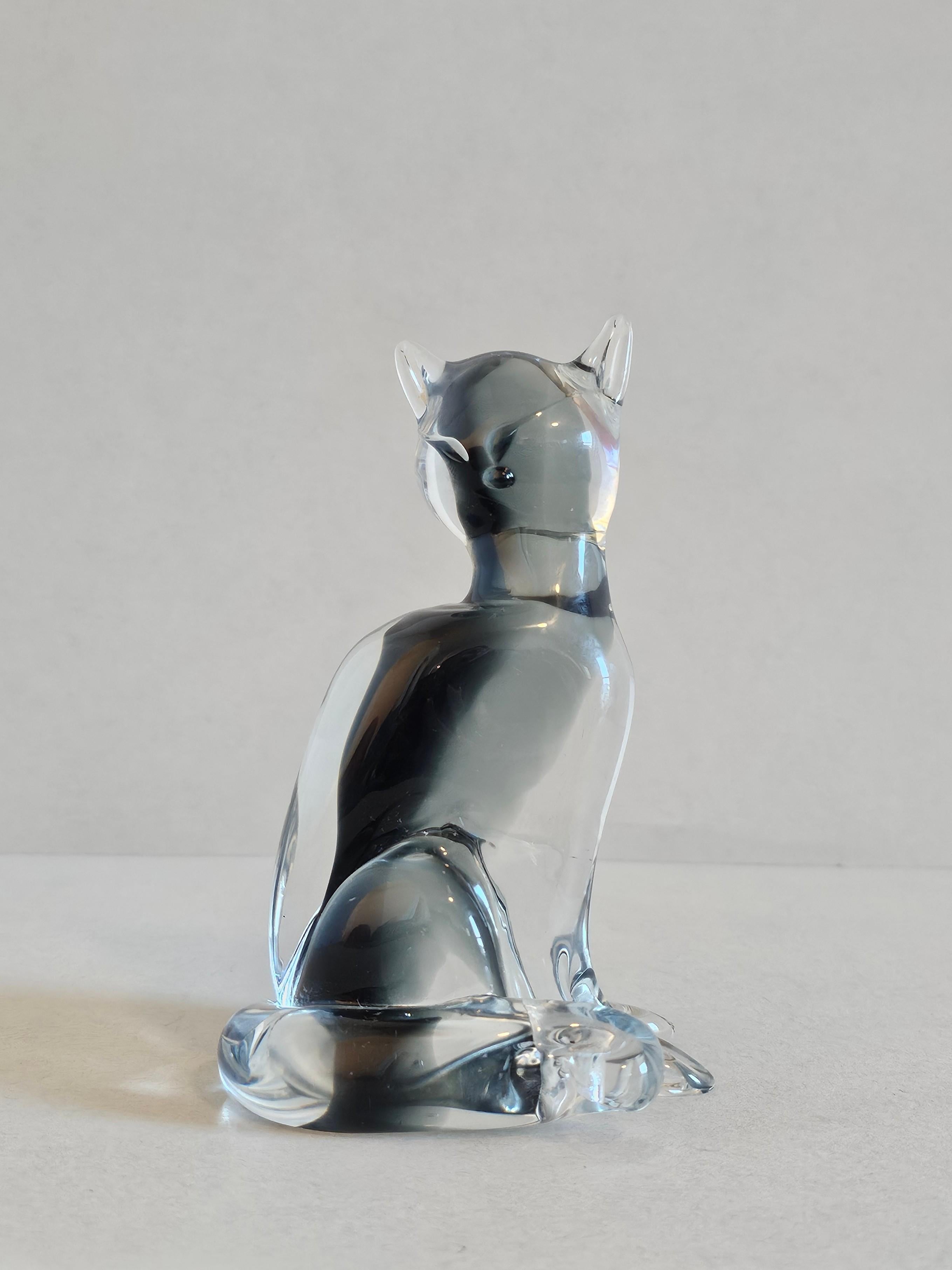 A fine avant-garde Murano art glass cat figurine sculpture attributed to Carlo Moretti. 

Handmade in Venice, Italy, in the late 20th 
century, mid-century modern style, figural feline form, clear mouth-blown glass with smokey vitreous paste