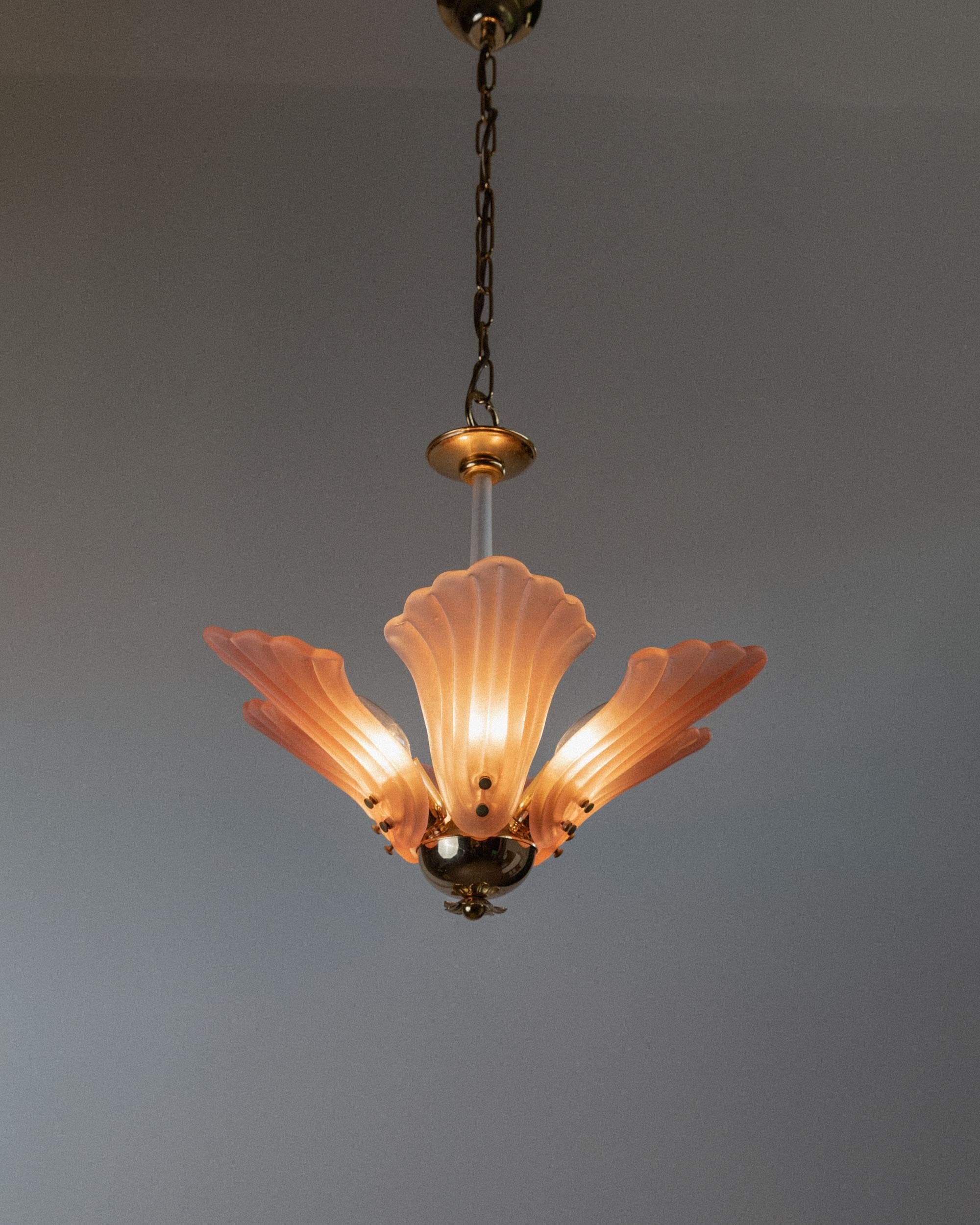 Questa lampada da soffitto vintage in vetro di Murano degli anni '60 è uno splendido esempio di artigianato italiano e di design senza tempo. Caratterizzata da sei spessi petali di vetro rosa disposti a fiore, la lampada nasconde sei lampadine