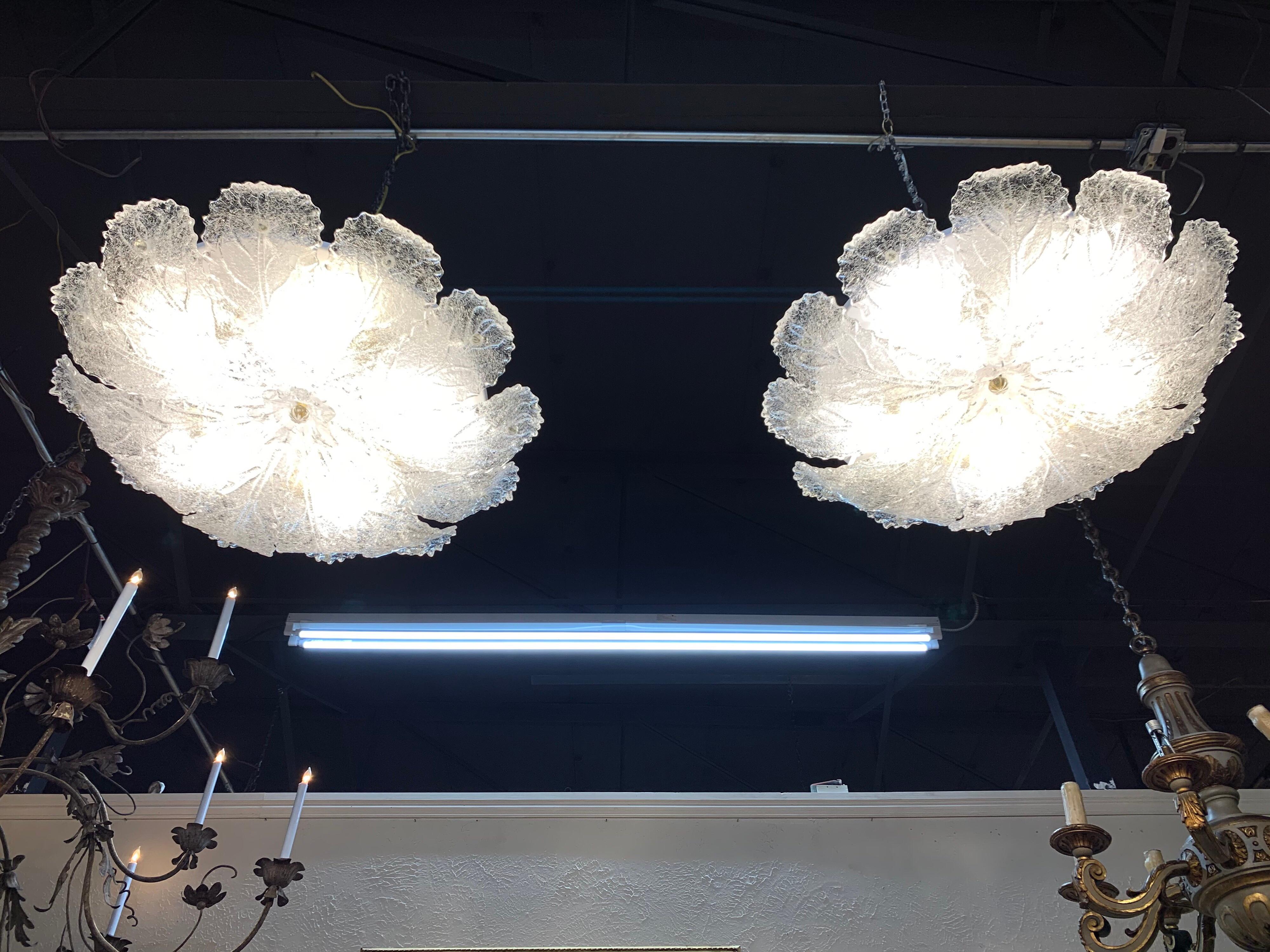Splendido lampadario da soffitto in vetro di Murano vintage. Bellissimi pezzi di vetro a forma di foglia attaccati a una cupola. Molto bella per le stanze con soffitti bassi.