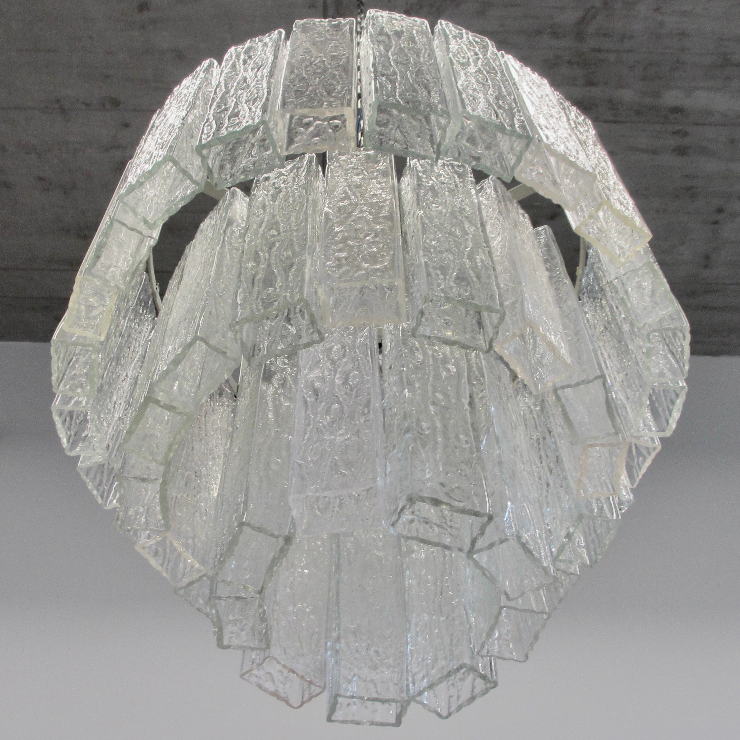 Lustre Vintage en verre de Murano. Italie, Fratelli Toso, années 1960.

Cadre en métal peint en blanc avec quatre luminaires E27 et 51 pièces en verre soufflé sur trois niveaux. Nouveaux luminaires et électricité. Des vitres de rechange sont
