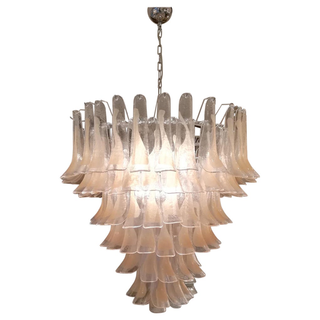Lampadario vintage in vetro di Murano, di Novaresi, rosa chiaro
 e petali traslucidi in vetro soffiato a mano. (119 petali)
10 lampadine E 27 cablate per l'Europa e gli Stati Uniti (compatibili E26)