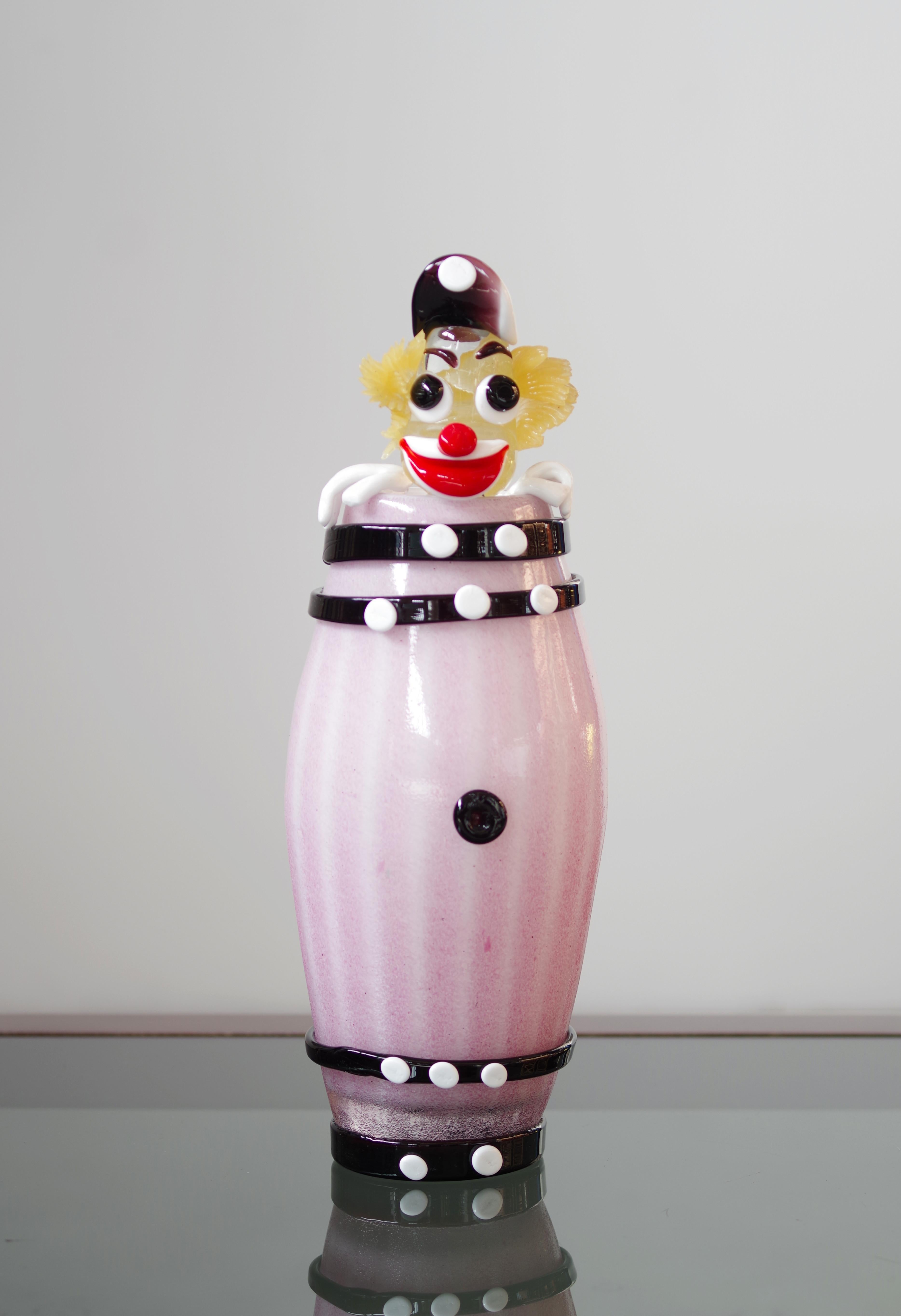 Sculpture de clown en verre de Murano - 1990/2000s Collectible Art Piece, New in Box

Ajoutez une touche d'art fantaisiste à votre collection avec cette captivante sculpture de clown en verre de Murano datant des années 1990/2000. Fabriquée à la