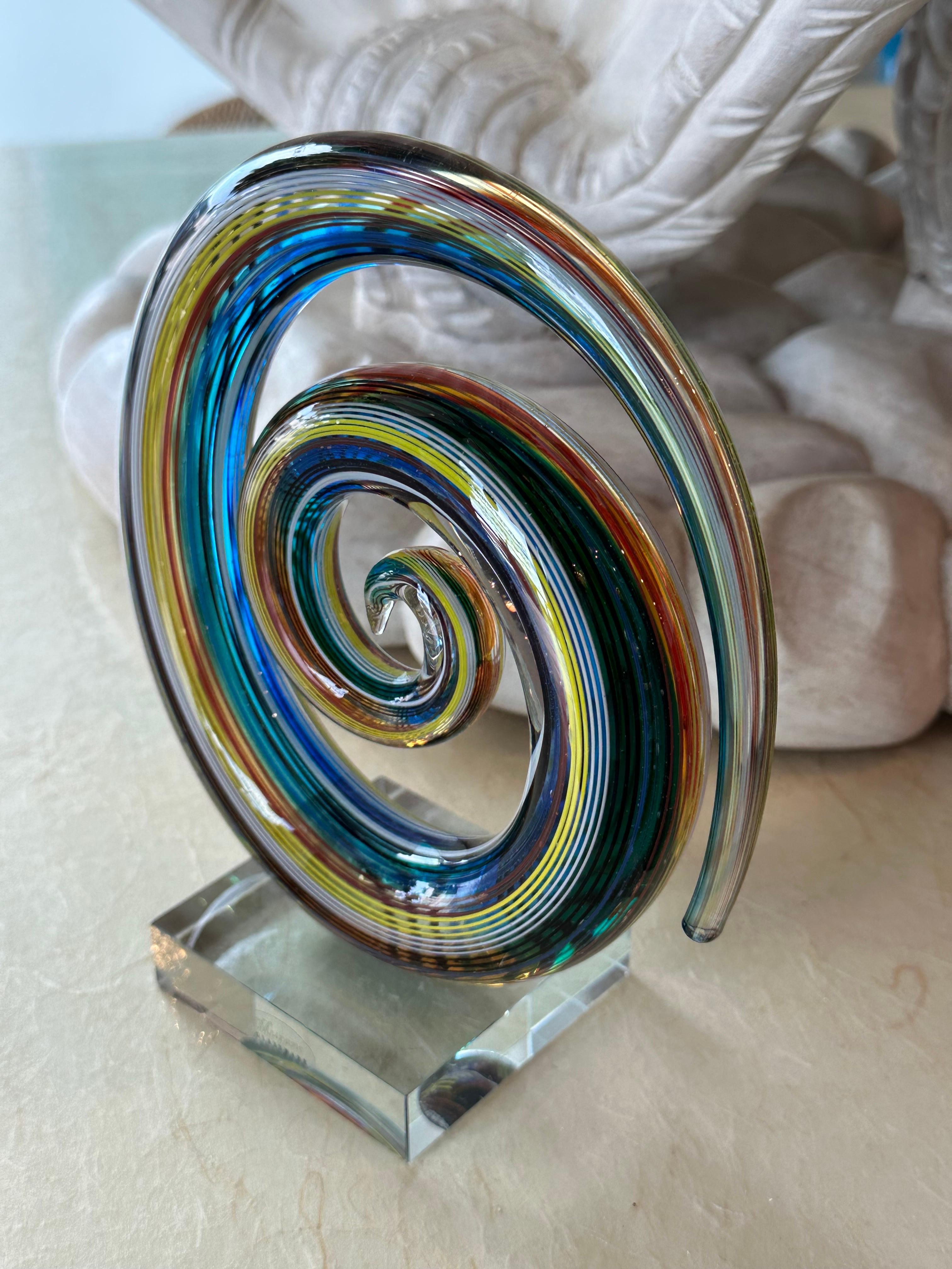 Vintage Murano Glas Bunte Regenbogen Swirl auf Lucite abstrakte Skulptur  (Geblasenes Glas) im Angebot
