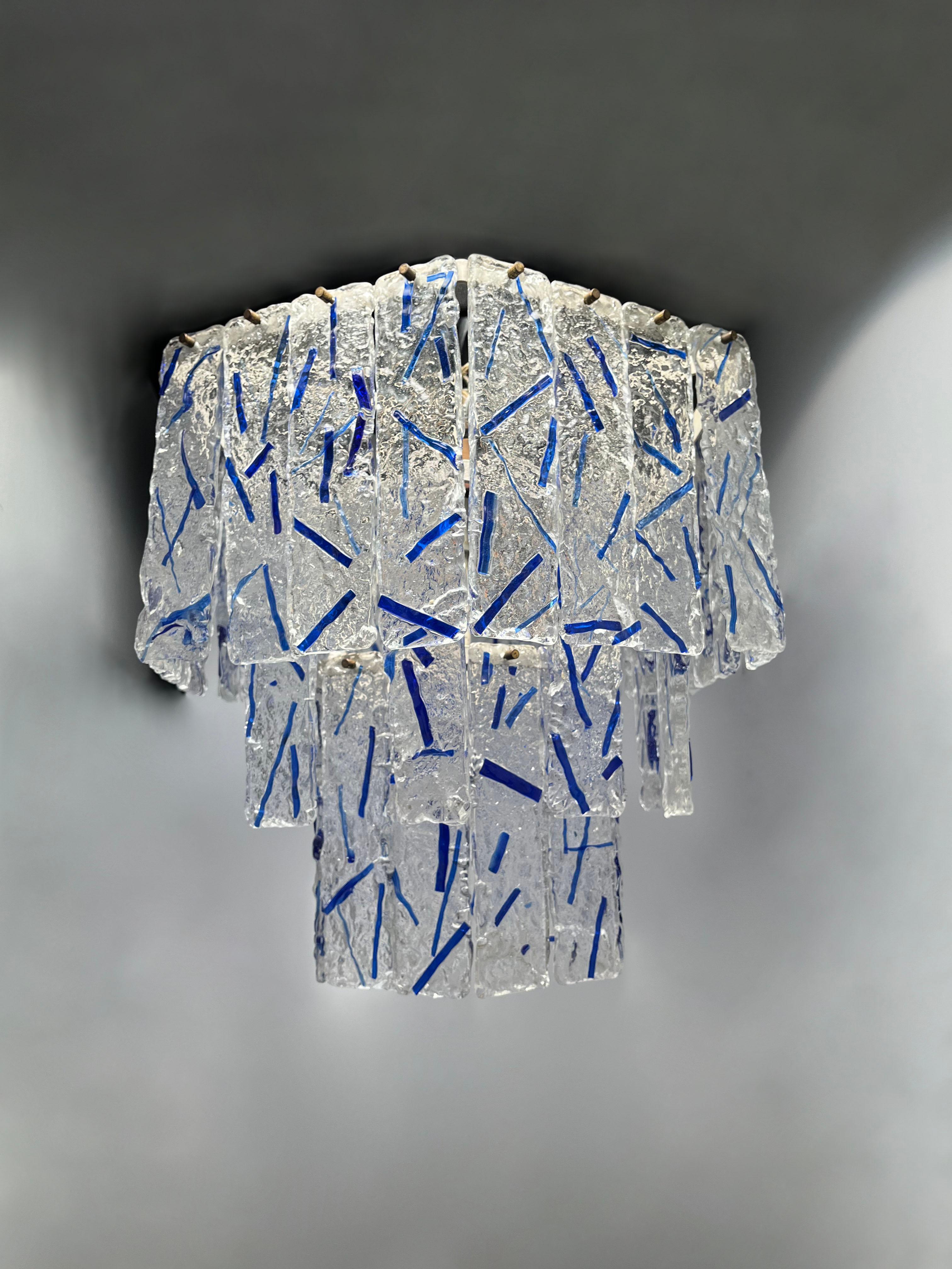 Dies ist eine schöne und auf der frühen Seite Jahrgang Murano Blue Confetti Design Kronleuchter. Es sind keine Labels vorhanden, aber es scheint höchstwahrscheinlich das Werk der Mazzega Factory zu sein. Möglicherweise Carlo Nason.  Es könnte sich