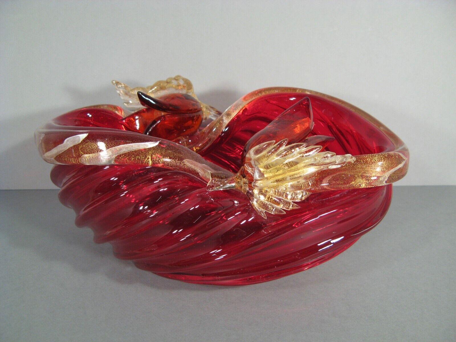 Un bol décoratif vintage de Murano, Venice, fabriqué en verre coloré avec un motif représentant deux fleurs stylisées.

Détails du produit :

Type : Bol décoratif
MATERIAL : Verre coloré
Origine : Murano, Venise
Époque : années 1960
Condit :
Le