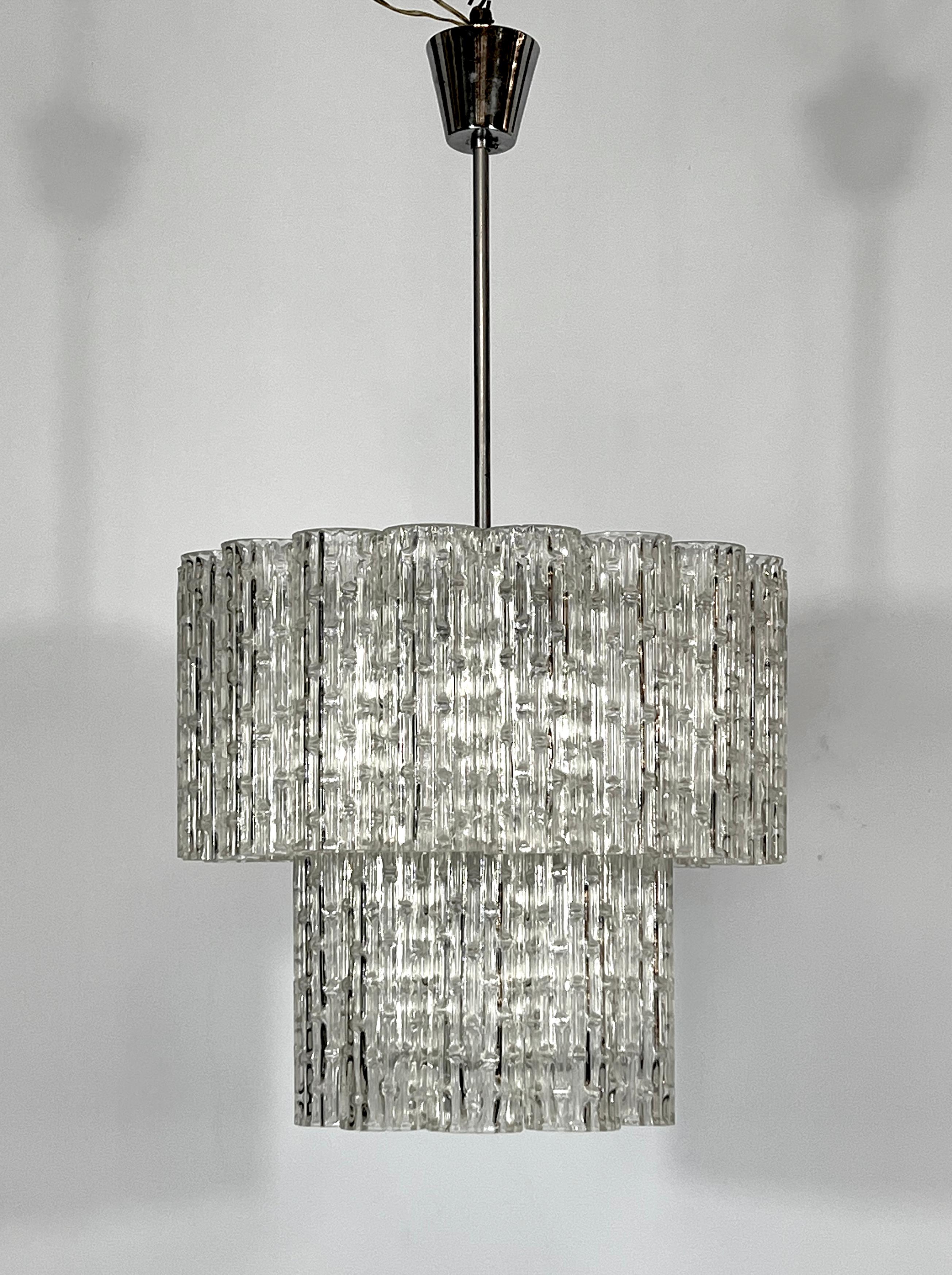 Ottime condizioni vintage per questo lampadario in vetro di Murano. Prodotto in Italia negli anni '60. Funziona completamente con gli standard UE, adattabile su richiesta agli standard USA.