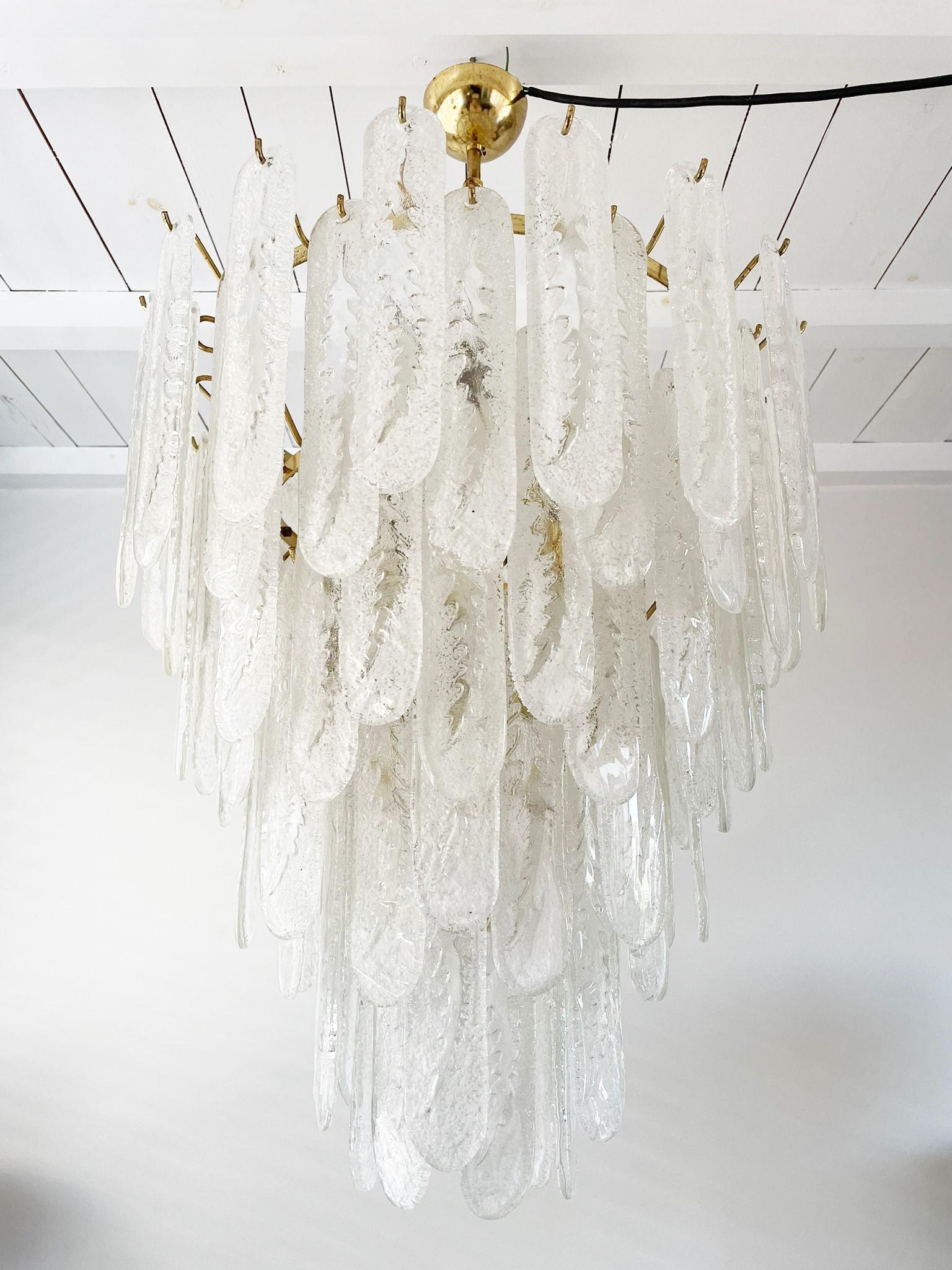 Spectacular brass chandelier with 90 feather shaped murano glasses.

The chandelier has 3 levels each with three lightpoints to createa beautiful look and emit a fantastic light.

Beautifully crafted glasses, all hand made.

Good