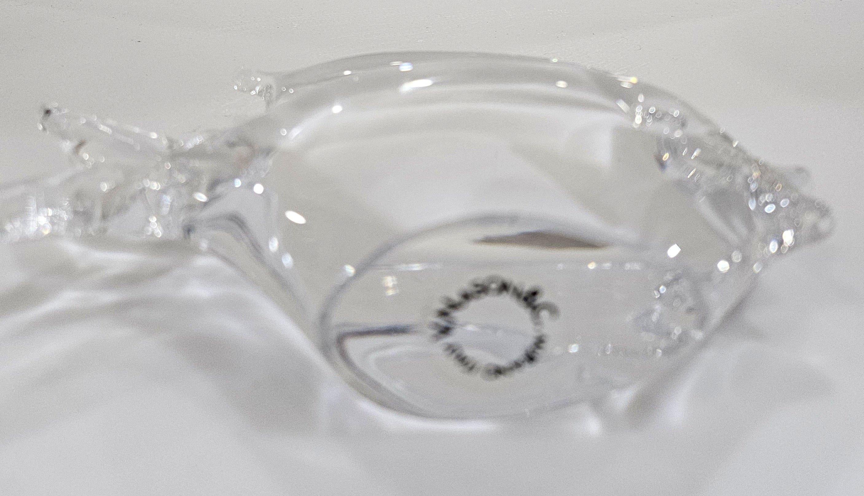 Poisson vintage en verre de Murano par V.I.I., Italie. Labellisé ainsi.
Très bel état vintage avec l'étiquette d'origine.
Apx 5.5 x 4 x 1.5 pouces.
Les bulles accidentelles font partie intégrante du verre soufflé à la bouche.


Les mesures sont