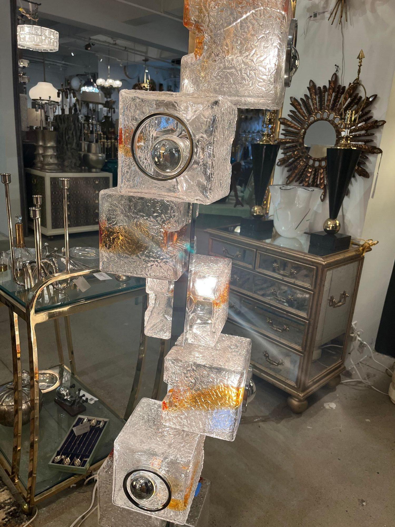 Diese beeindruckende Stehleuchte ist ein ikonisches Werk des berühmten Designers Toni Zuccheri für VeArt, Italien, ca. 1970er Jahre. Die markante, vom Brutalismus inspirierte Form der Leuchte besteht aus übereinander gestapelten, monumentalen