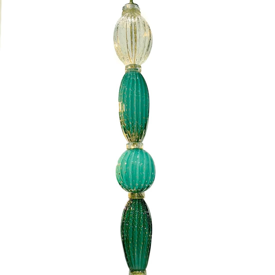 Una lampada da terra in vetro soffiato italiana degli anni '60 circa.

Misure:
Altezza del corpo: 59