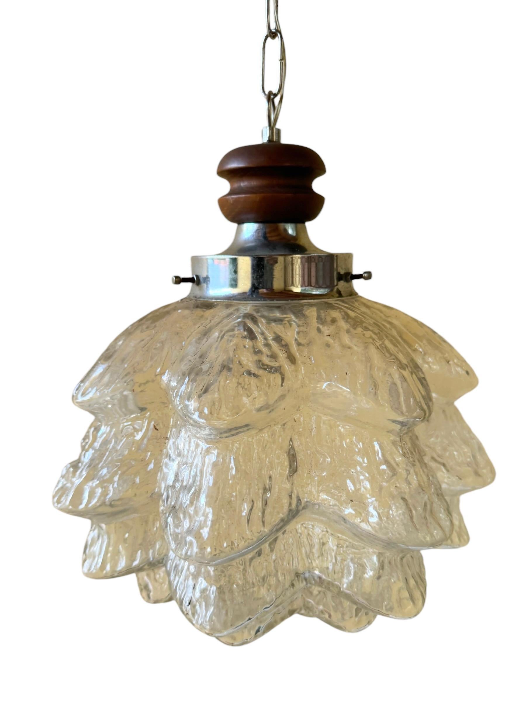 Grande apparecchio a sfera in vetro a motivi organici della metà del secolo scorso, attribuito a Mazzega, Italia. L'apparecchio richiede una lampadina europea E27 Edison, fino a 100 watt. L'altezza del solo vetro è di circa 9,5 pollici. Il