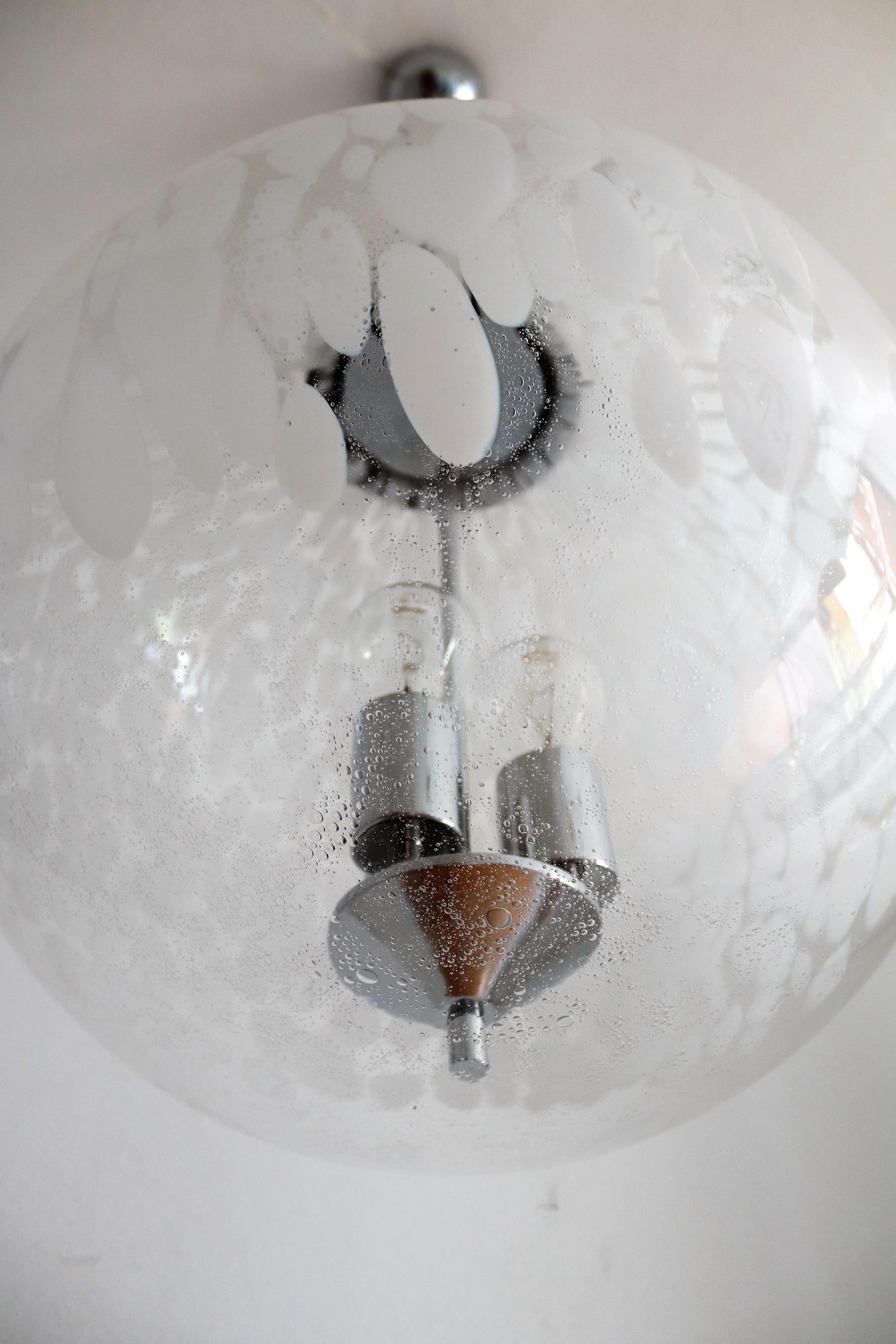 Lampe pendante italienne en verre de Murano:: Globe et chrome:: 1970 en vente 5