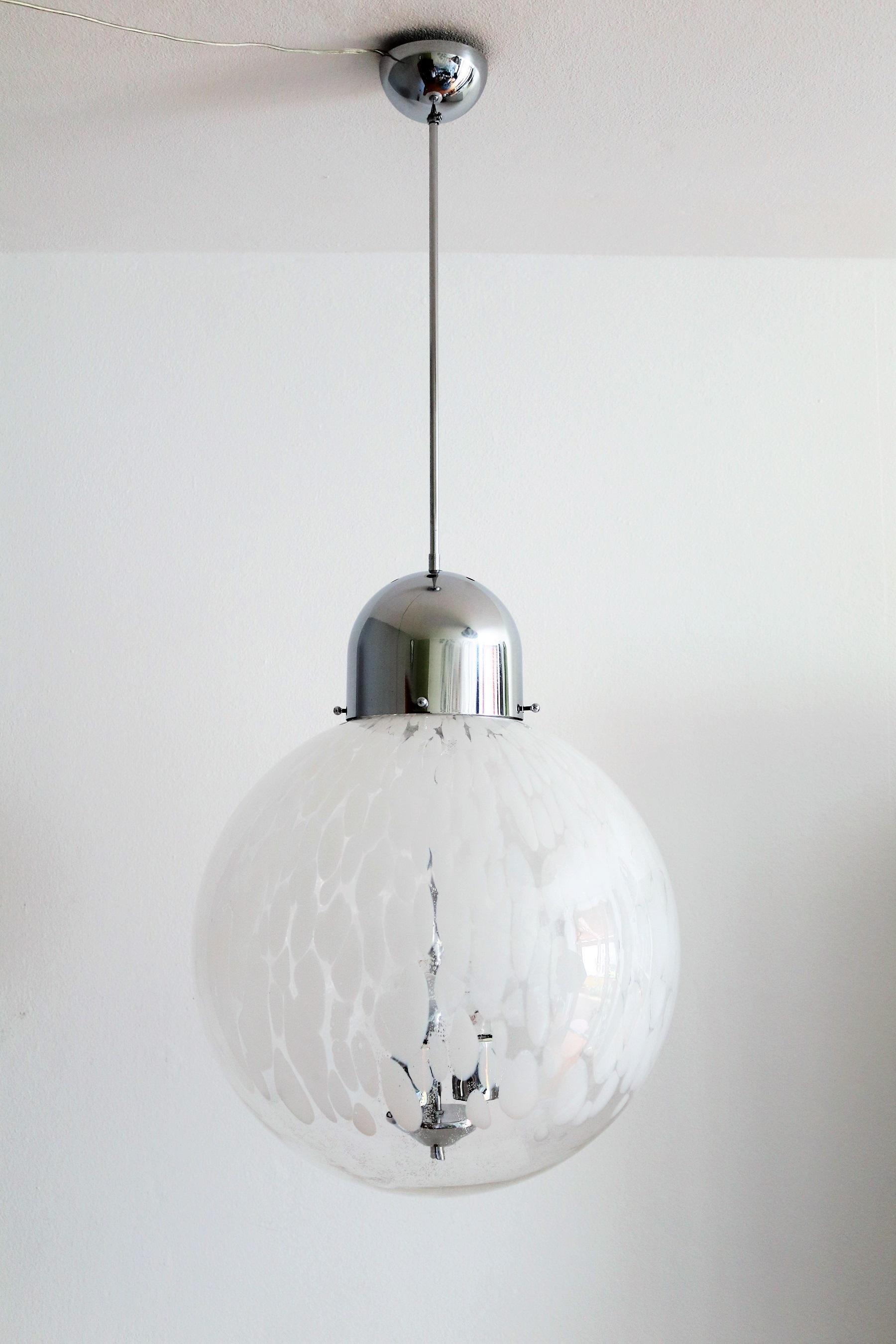 Lampe pendante italienne en verre de Murano:: Globe et chrome:: 1970 en vente 11
