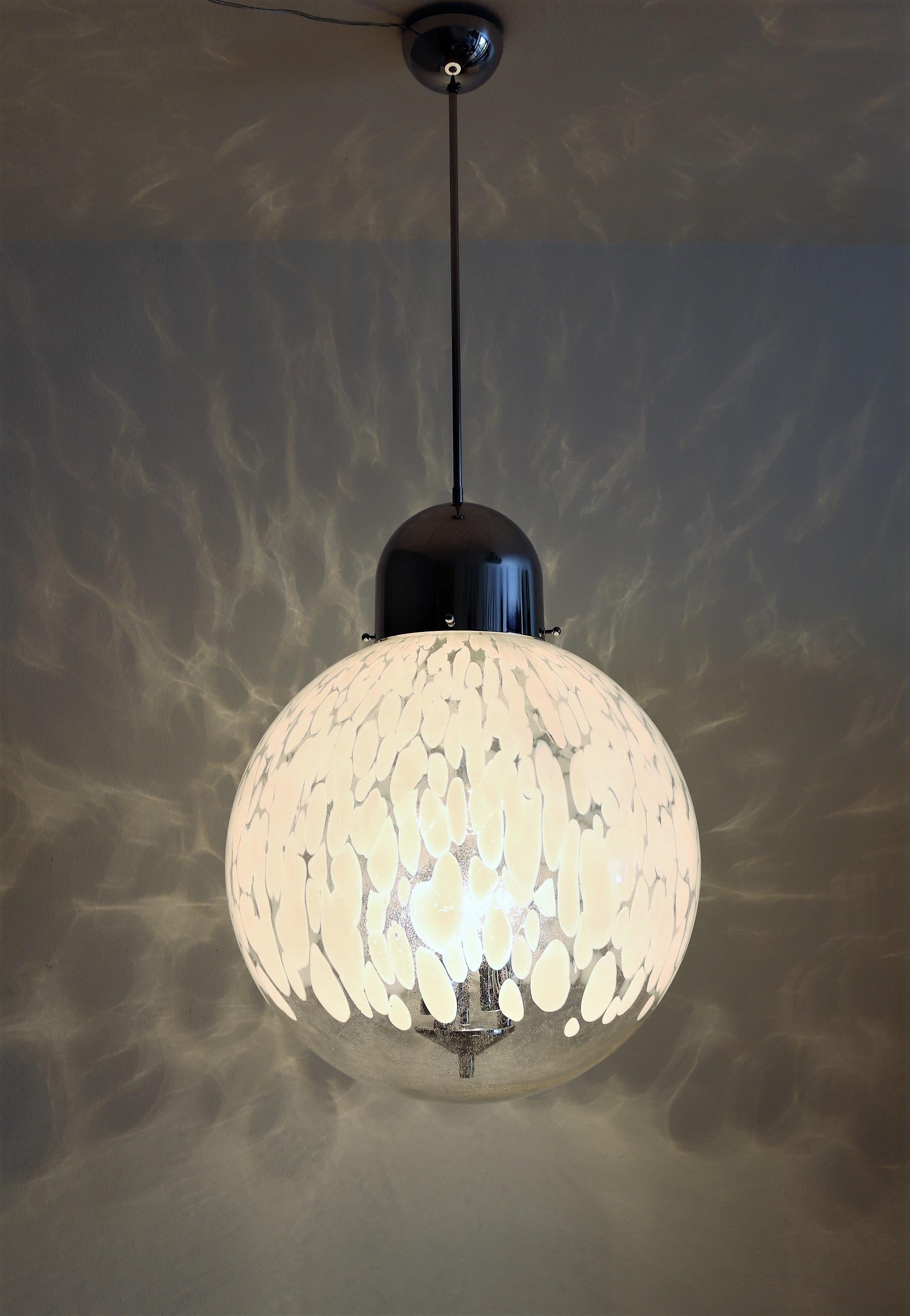 Mid-Century Modern Lampe pendante italienne en verre de Murano:: Globe et chrome:: 1970 en vente
