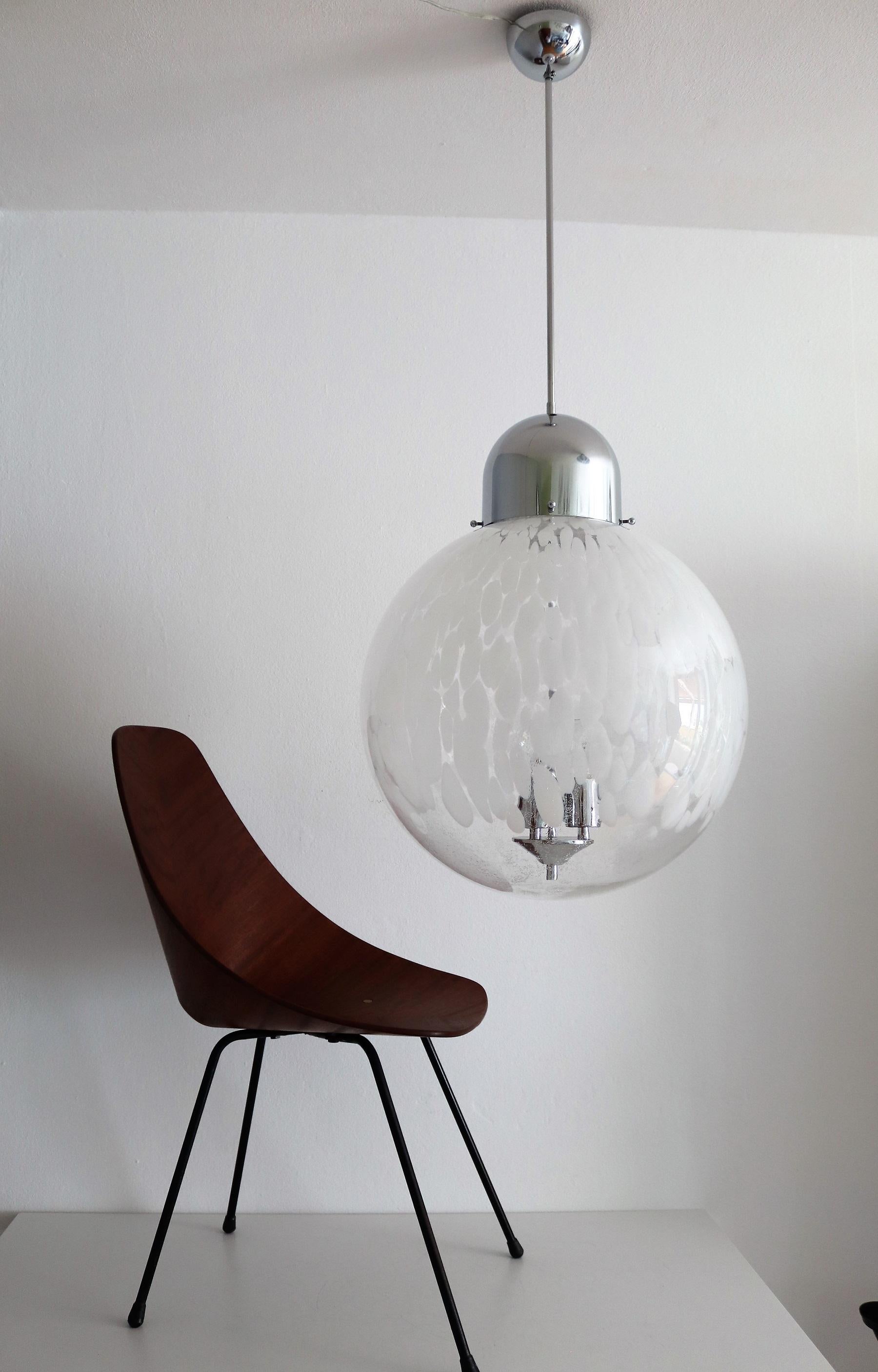 Italian Murano Glass Globe and Chrome Pendant Light, 1970s In Good Condition For Sale In Morazzone, Varese