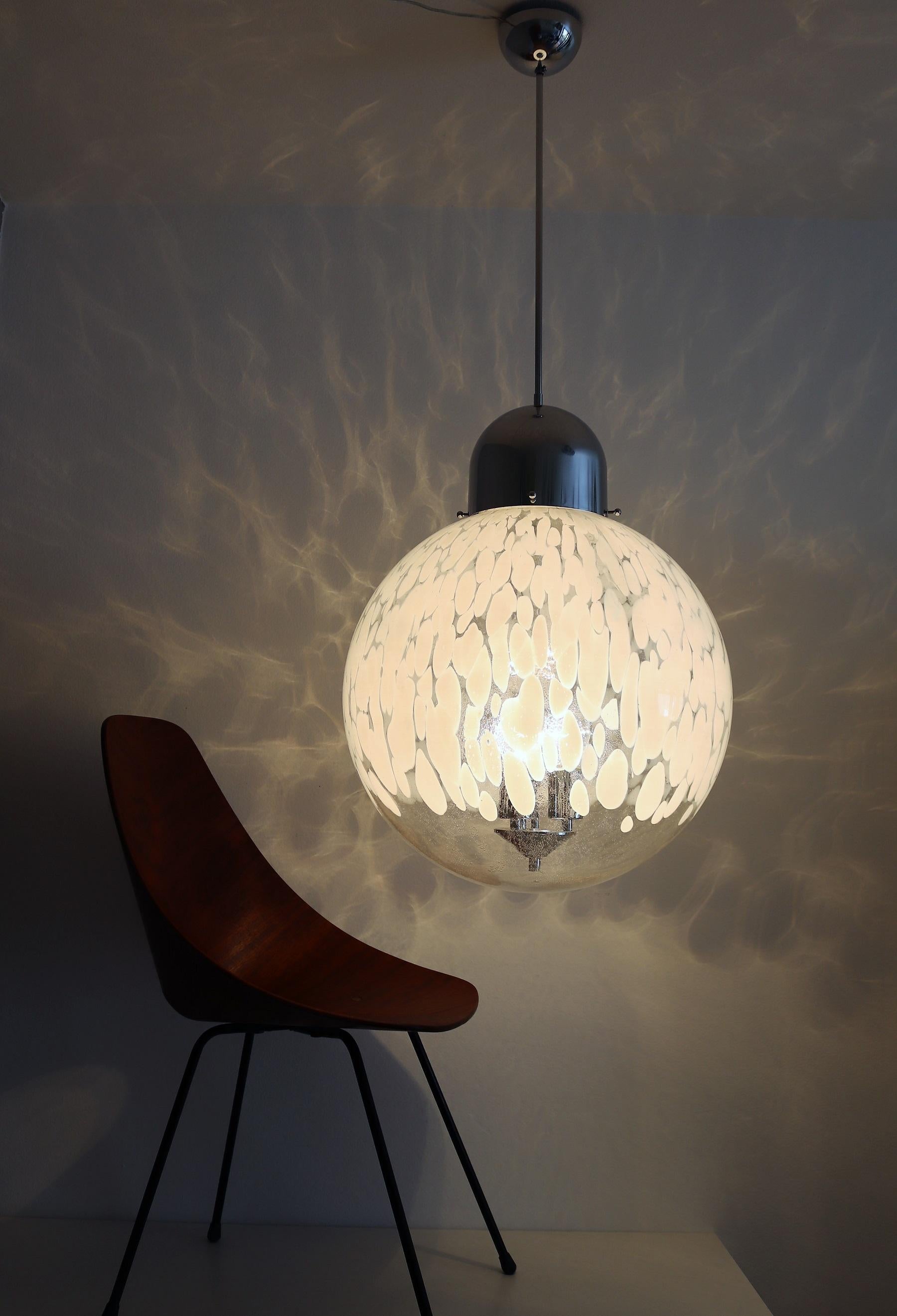 Fin du 20e siècle Lampe pendante italienne en verre de Murano:: Globe et chrome:: 1970 en vente