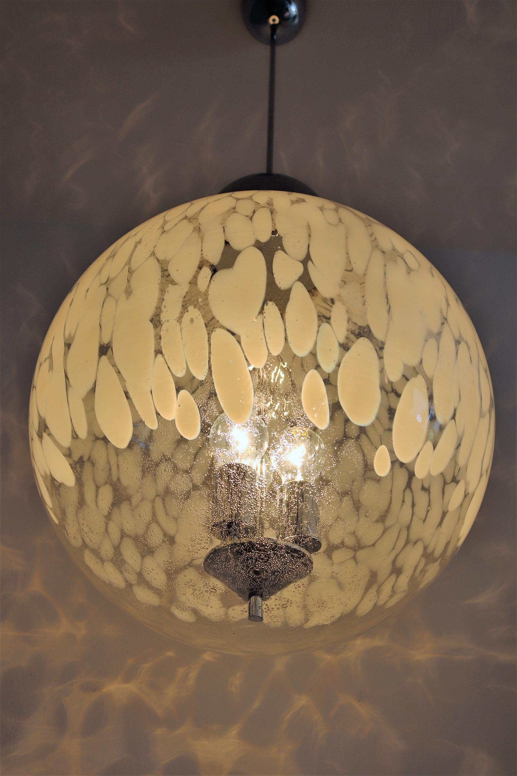 Verre de Murano Lampe pendante italienne en verre de Murano:: Globe et chrome:: 1970 en vente