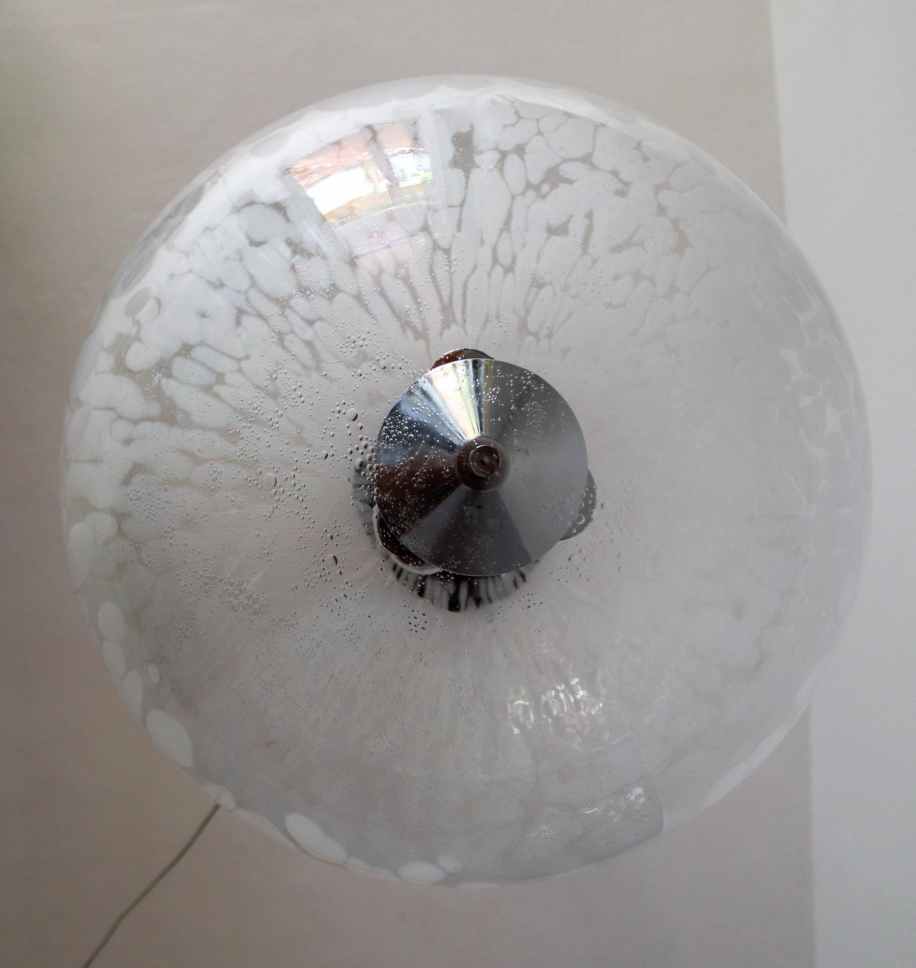 Lampe pendante italienne en verre de Murano:: Globe et chrome:: 1970 en vente 3