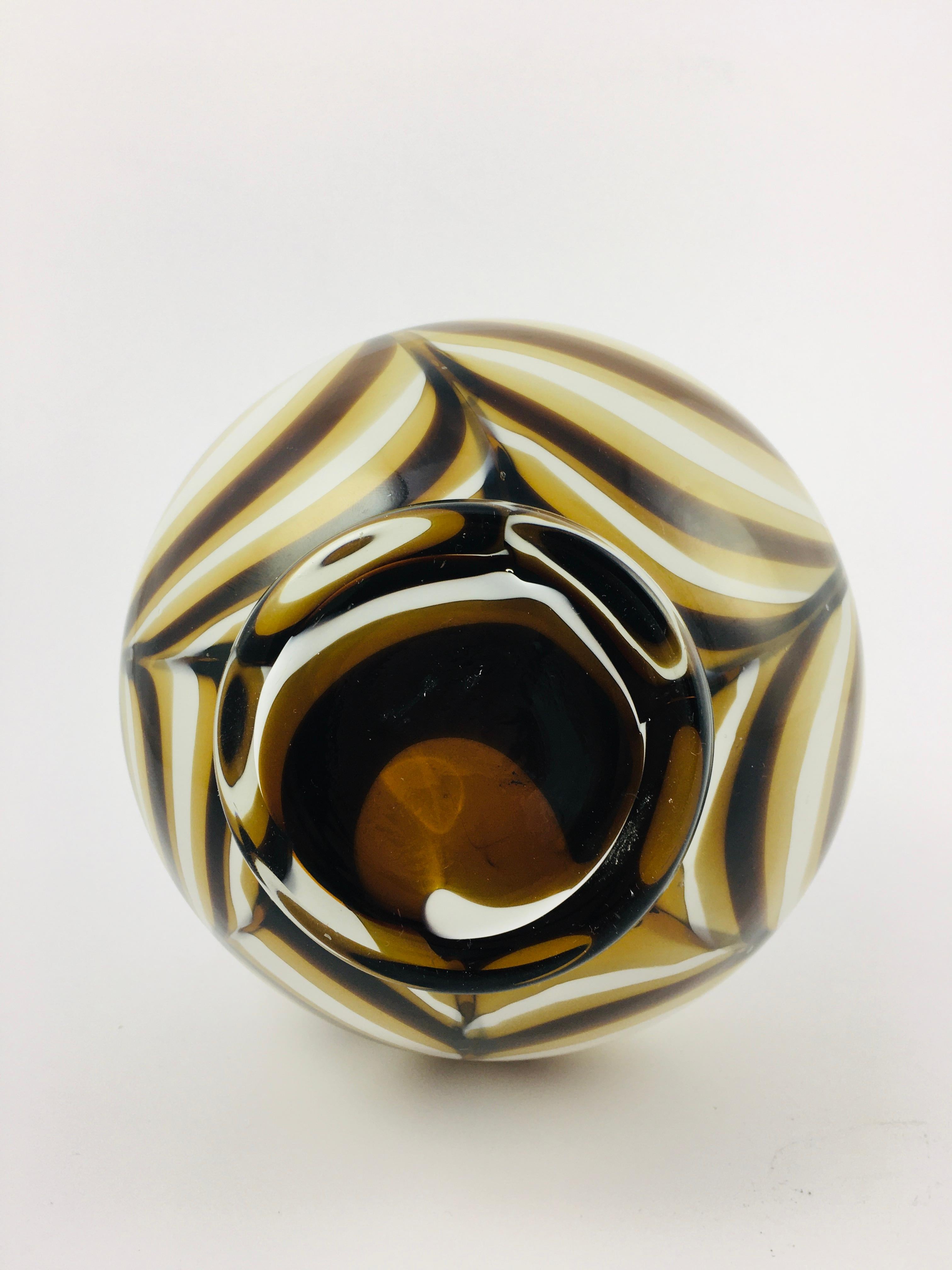 Mid-Century Vintage Murano Black Brown Fluid Striped Glass Jug 1970's In Good Condition For Sale In Budapest, HU