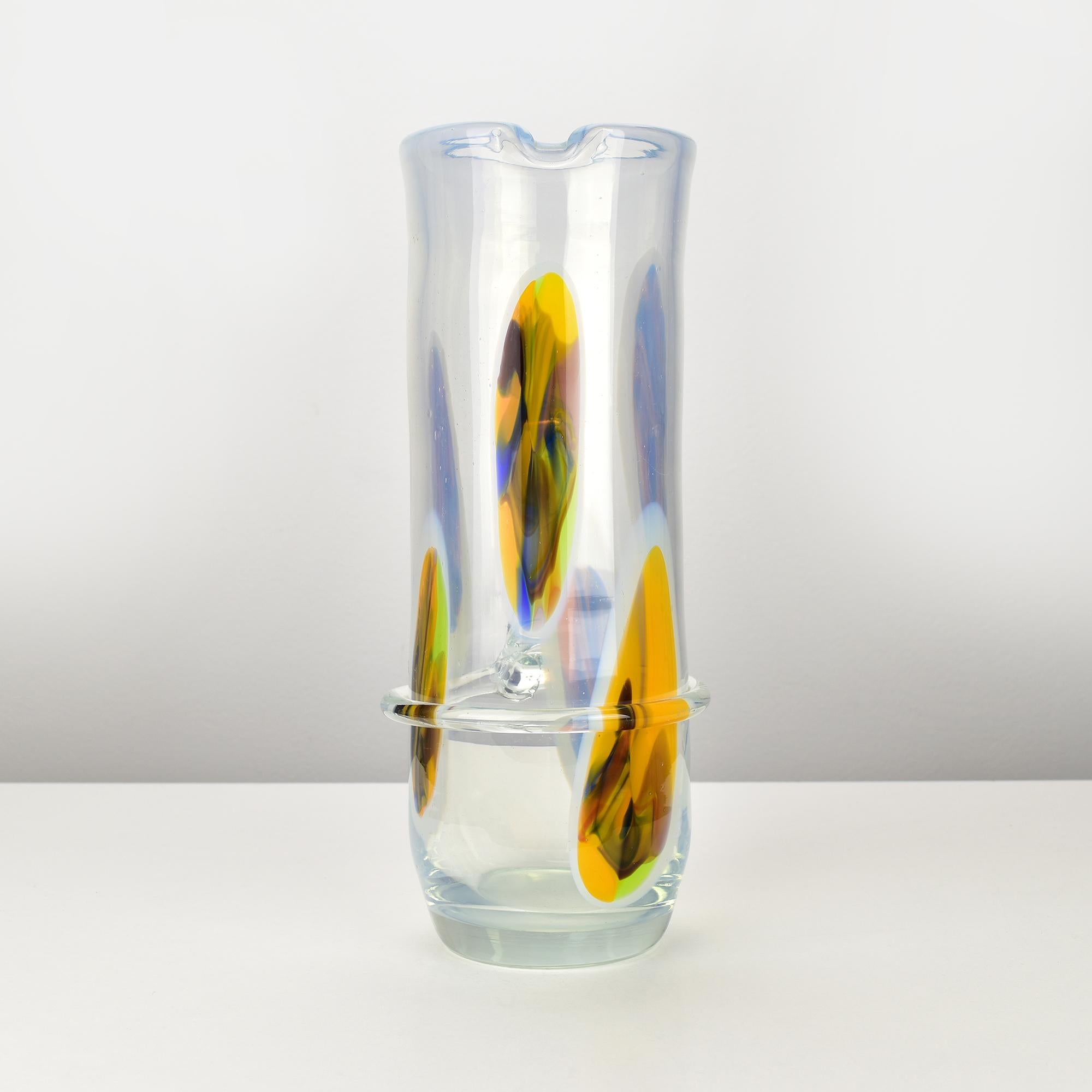 Mid-Century moderno Vaso brocca in vetro di Murano d'epoca con accenti di colore audaci e manico dal design unico in vendita