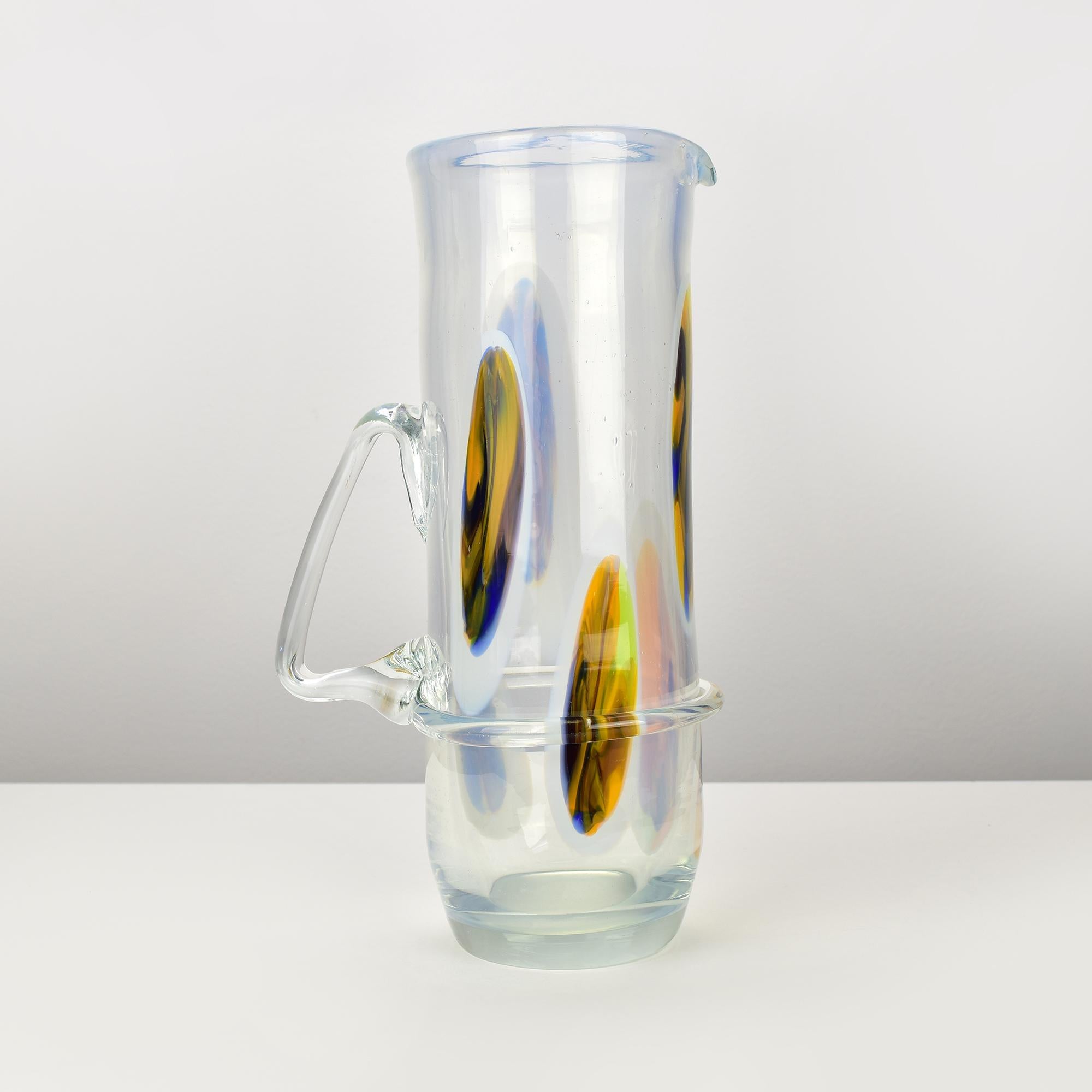 Italiano Vaso brocca in vetro di Murano d'epoca con accenti di colore audaci e manico dal design unico in vendita