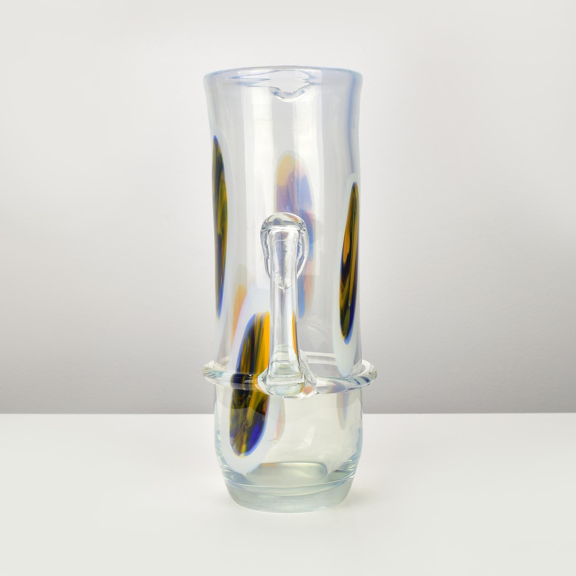 Fatto a mano Vaso brocca in vetro di Murano d'epoca con accenti di colore audaci e manico dal design unico in vendita