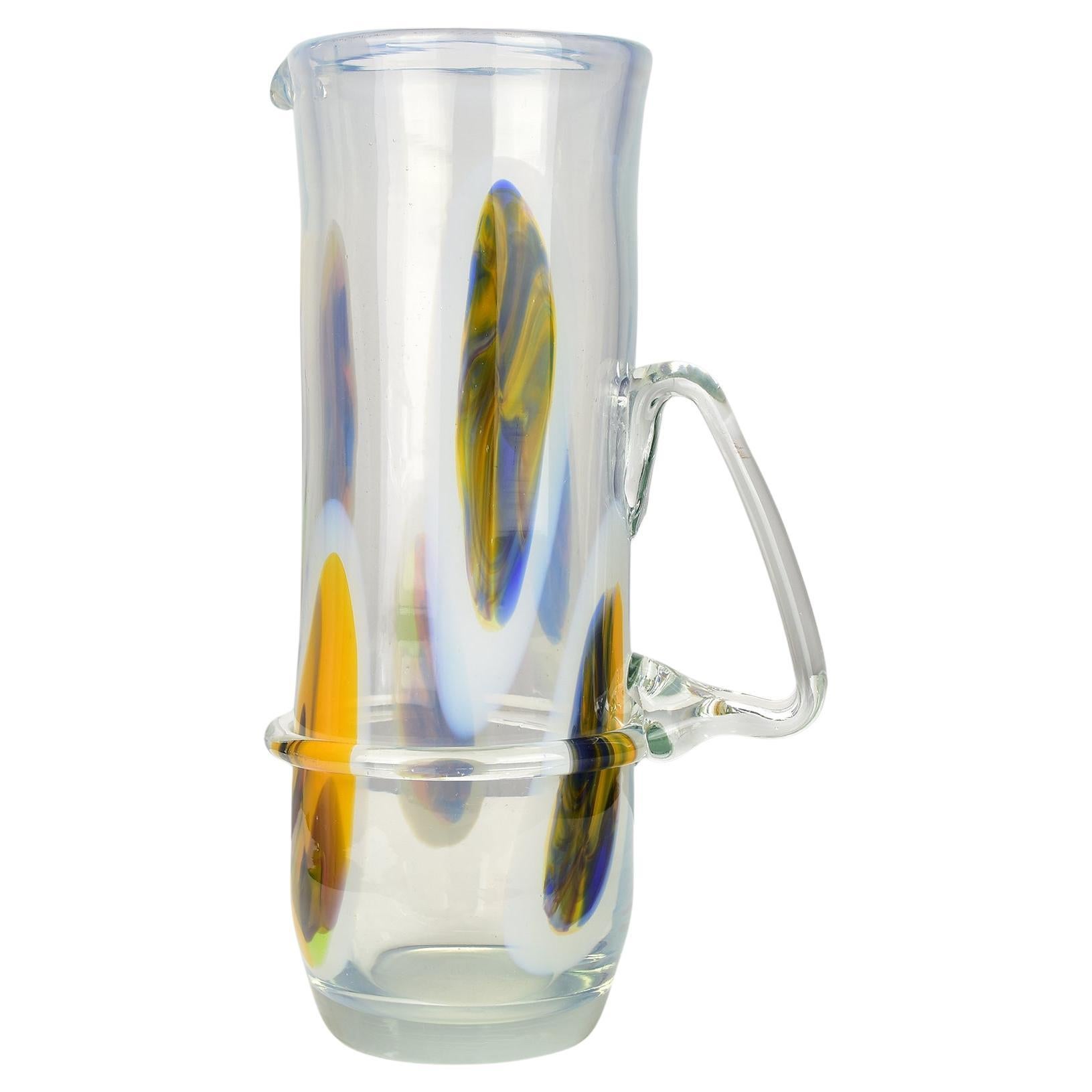 Vaso brocca in vetro di Murano d'epoca con accenti di colore audaci e manico dal design unico in vendita