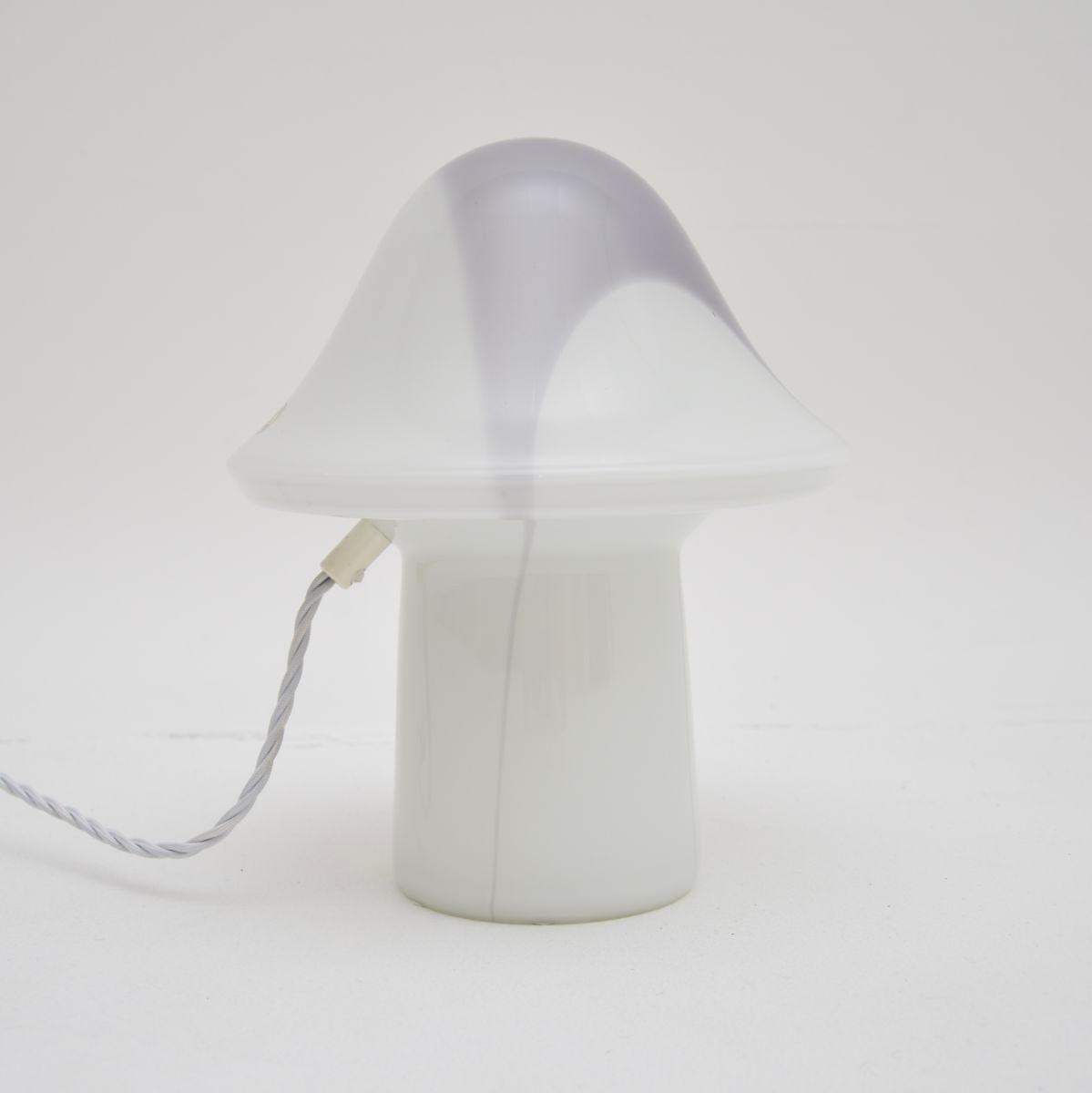 A stylish and very well made vintage Murano glass mushroom lamp by Peil and Putzler. This is hand blown Italian Murano glass, imported to Germany and made by Peil and Putzler in the 1970’s.

The quality is outstanding, this is a lovely size and has