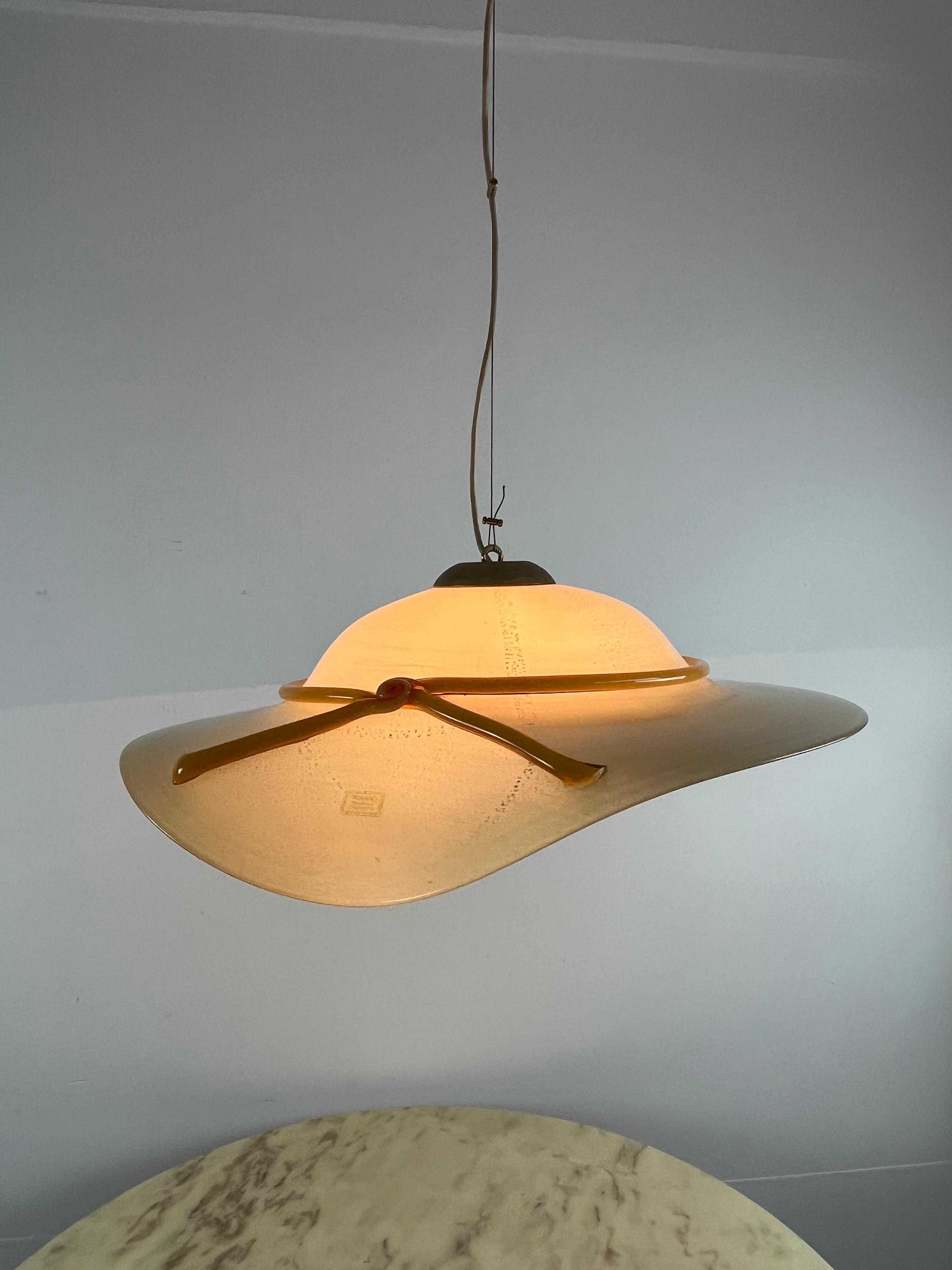 Lampe suspendue vintage en verre de Murano, Italie, années 1970
Trouvée dans l'appartement d'un architecte d'intérieur, elle a un diamètre de 61 cm.
Il s'agit d'un très bel objet des années 70. Intact et fonctionnel, petits signes de vieillissement.
