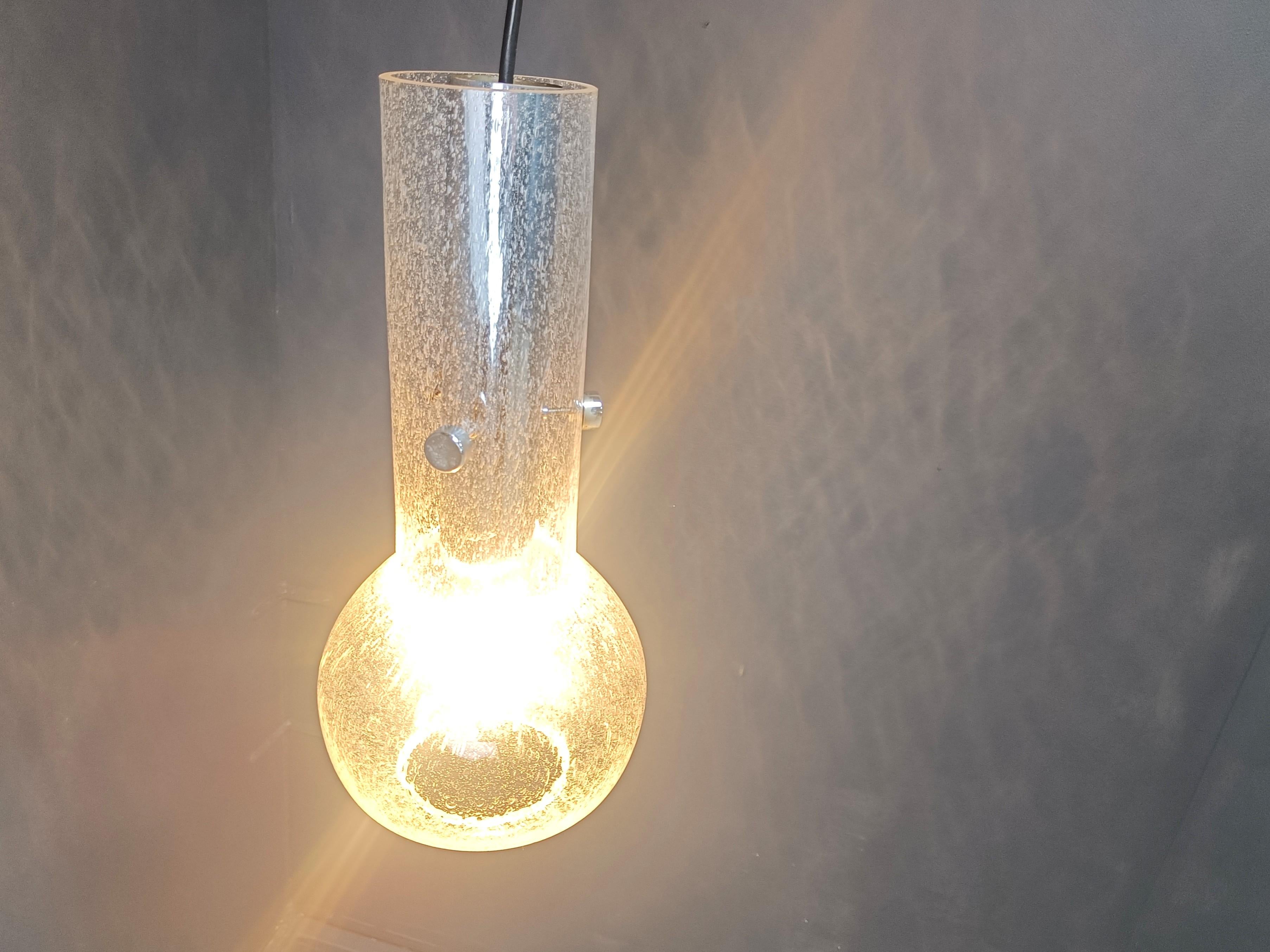 Lampada a sospensione in vetro di Murano soffiato a mano.

Una lampada a sospensione fresca e senza tempo, con un paralume in vetro sfumato a mano.

anni '70 - Italia

Dimensioni:
Altezza: 55 cm (la lunghezza del cavo può essere regolata su