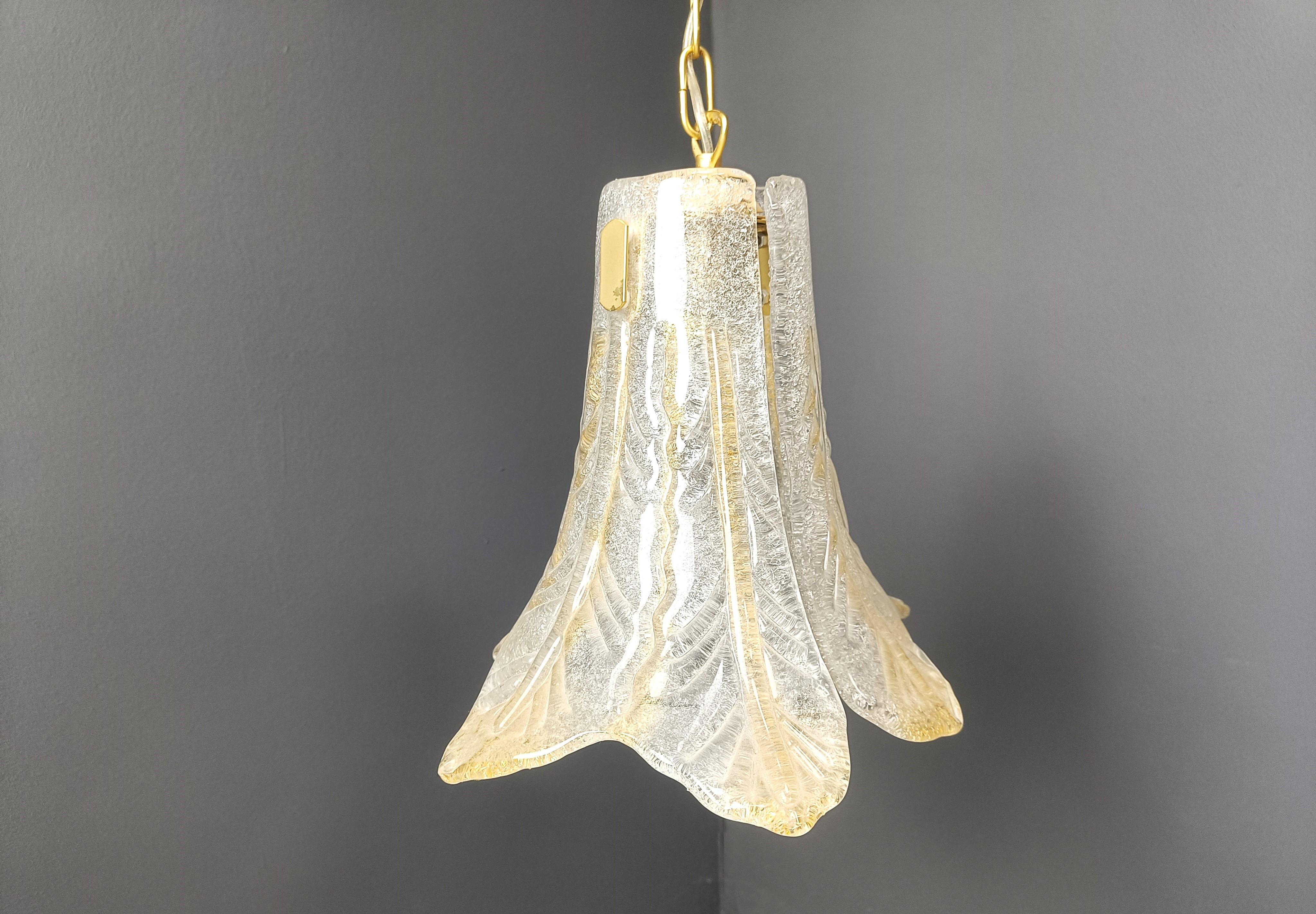 Vintage murano glass green pendant light with a brass shade holder and chain.

Beautiful hand made glasses emitting a beautiful diffuse light.

1960s - Italy

Tested and working with a regular E27 light bulb.

Height: 90cm
Diameter: 35cm

2 piece