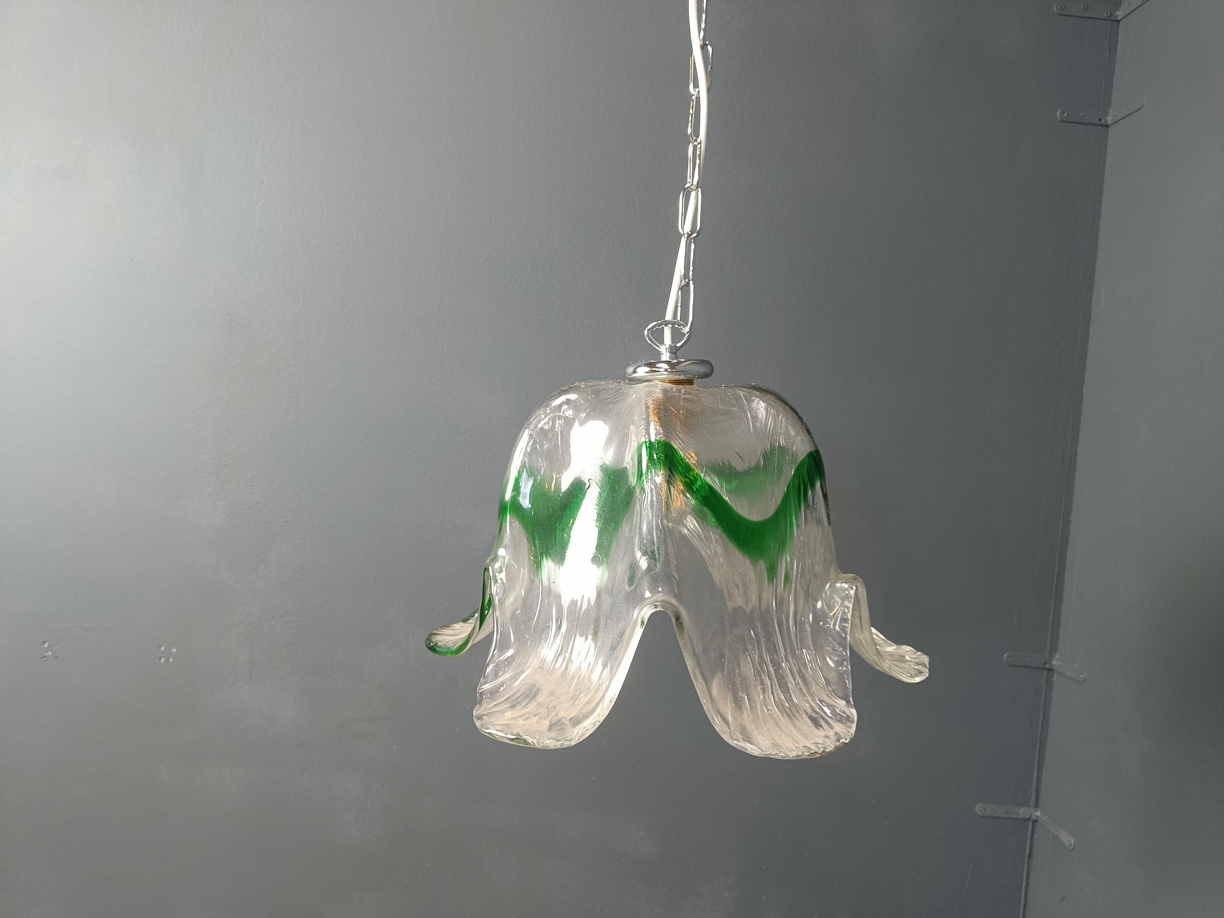 Lampada a sospensione vintage in vetro di Murano verde con supporto del paralume e catena cromati.

Bellissima cupola in vetro realizzata a mano che emette una splendida luce diffusa.

anni '60 - Italia

Testato e funzionante con una normale