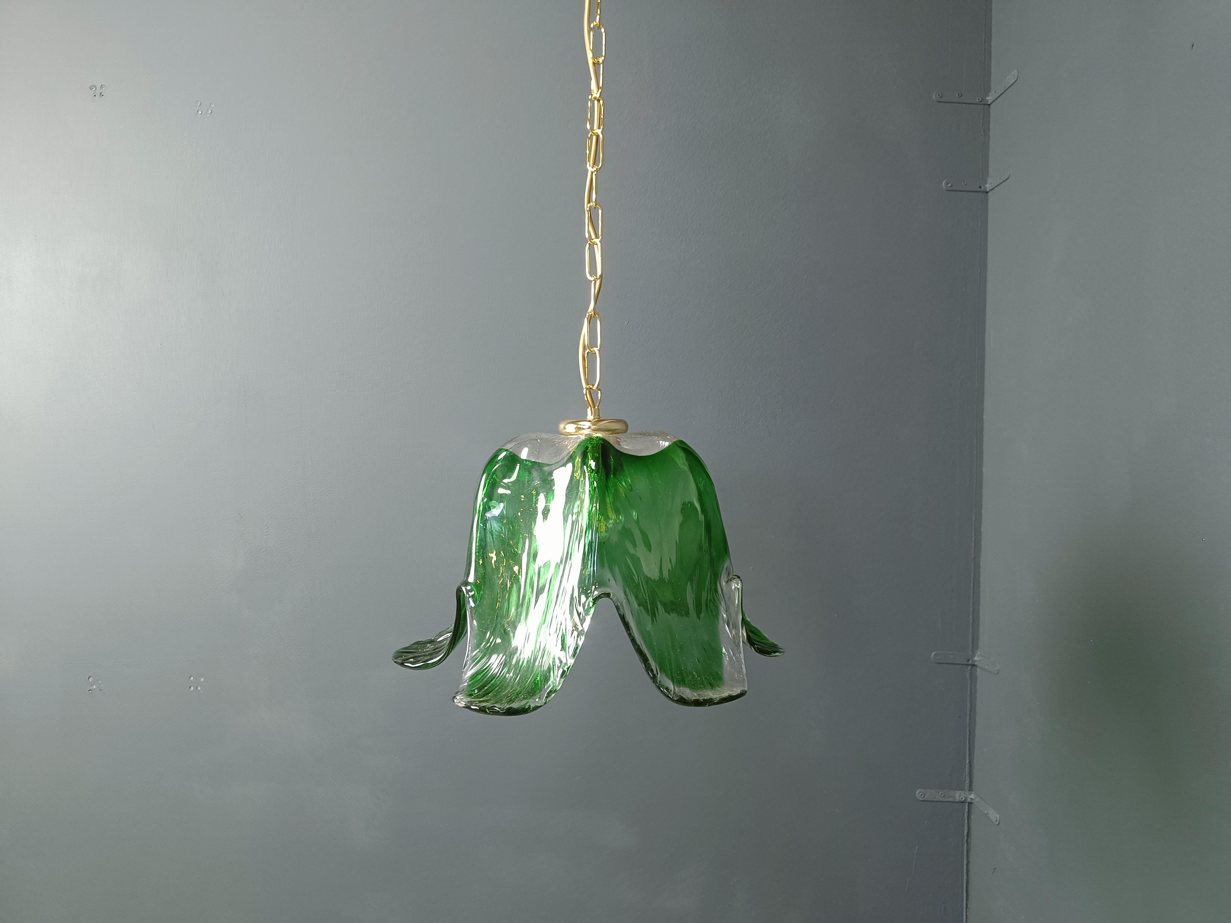 Lampada a sospensione vintage in vetro di Murano verde con supporto per paralume e catena in ottone.

Bellissima cupola in vetro realizzata a mano che emette una splendida luce diffusa.

anni '60 - Italia

Testato e funzionante con una normale