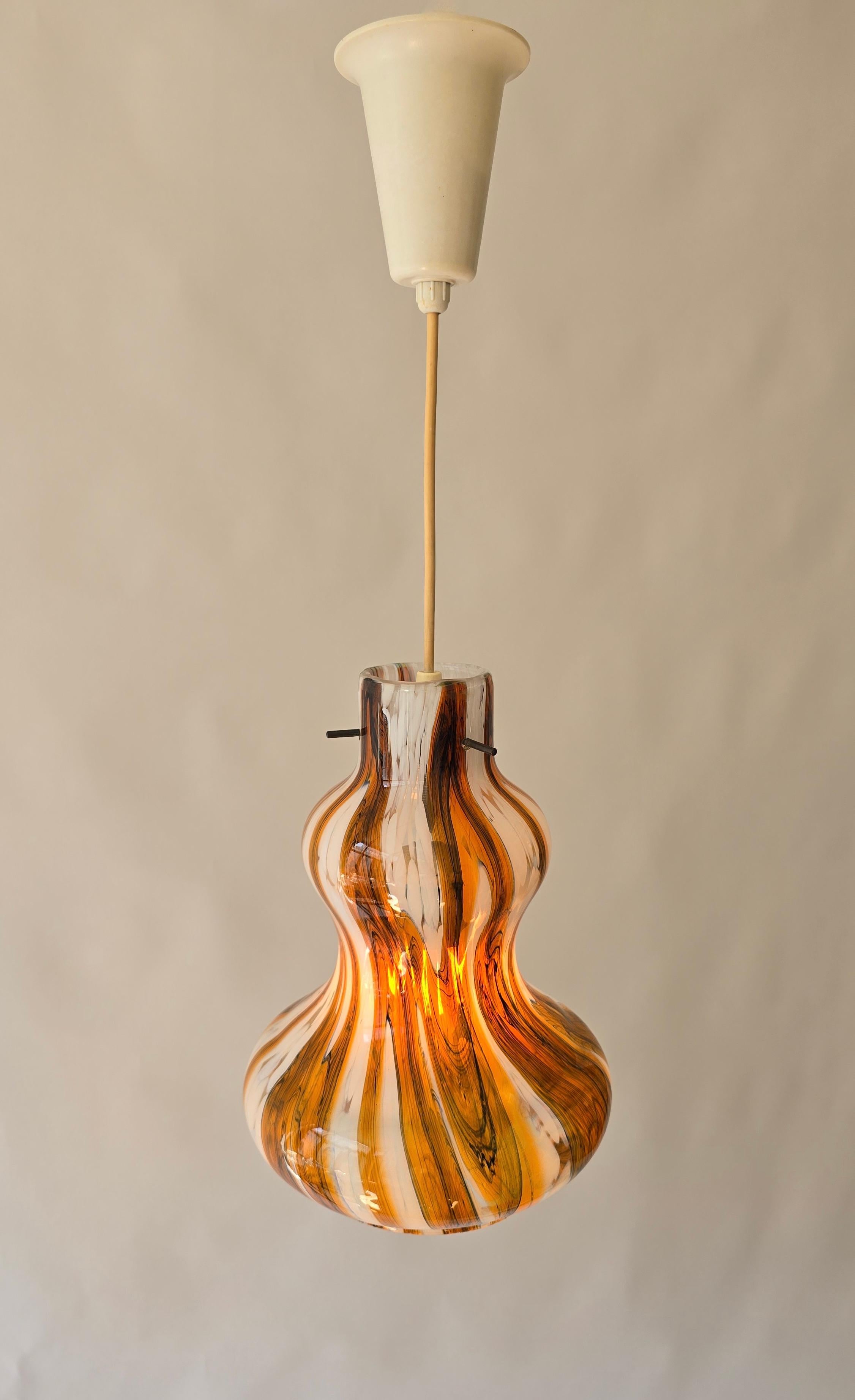 Lámpara colgante vintage de cristal de Murano con remolino ámbar y blanco, Italia, años 60 Moderno de mediados de siglo en venta