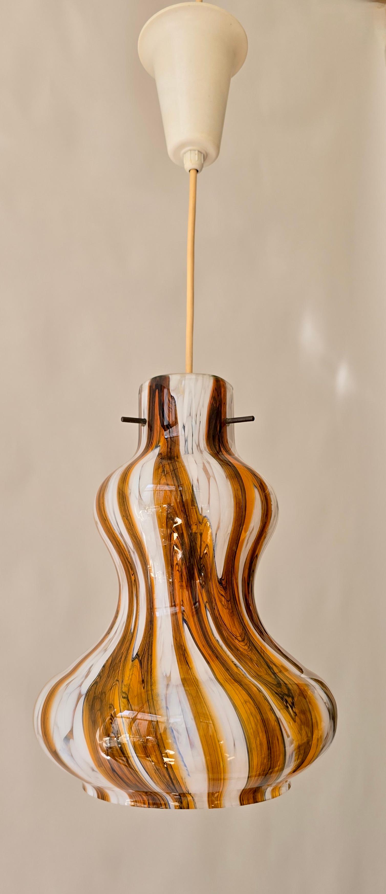 Lámpara colgante vintage de cristal de Murano con remolino ámbar y blanco, Italia, años 60 Italiano en venta