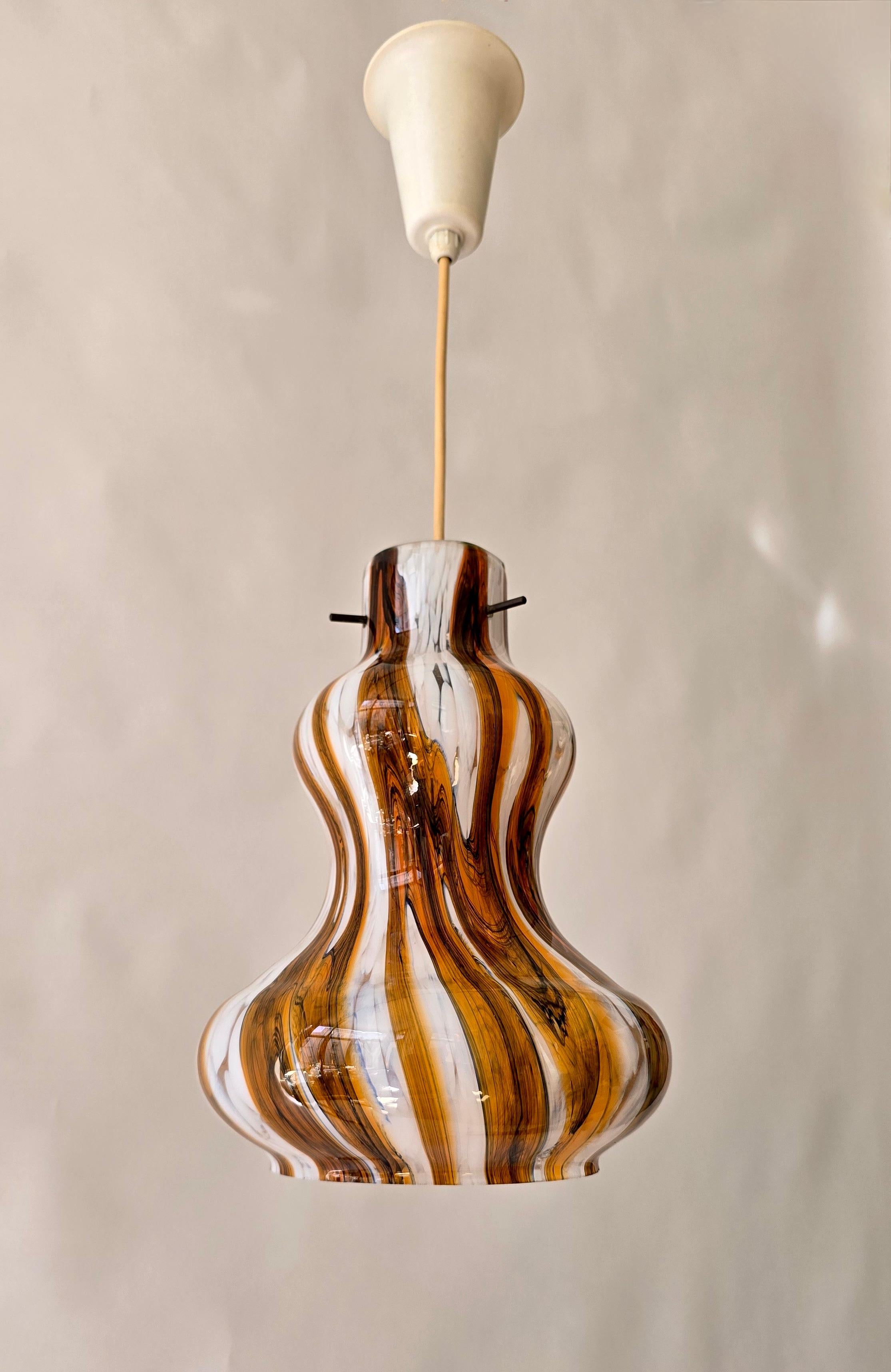 Lámpara colgante vintage de cristal de Murano con remolino ámbar y blanco, Italia, años 60 en Bueno estado para la venta en Antwerp, BE