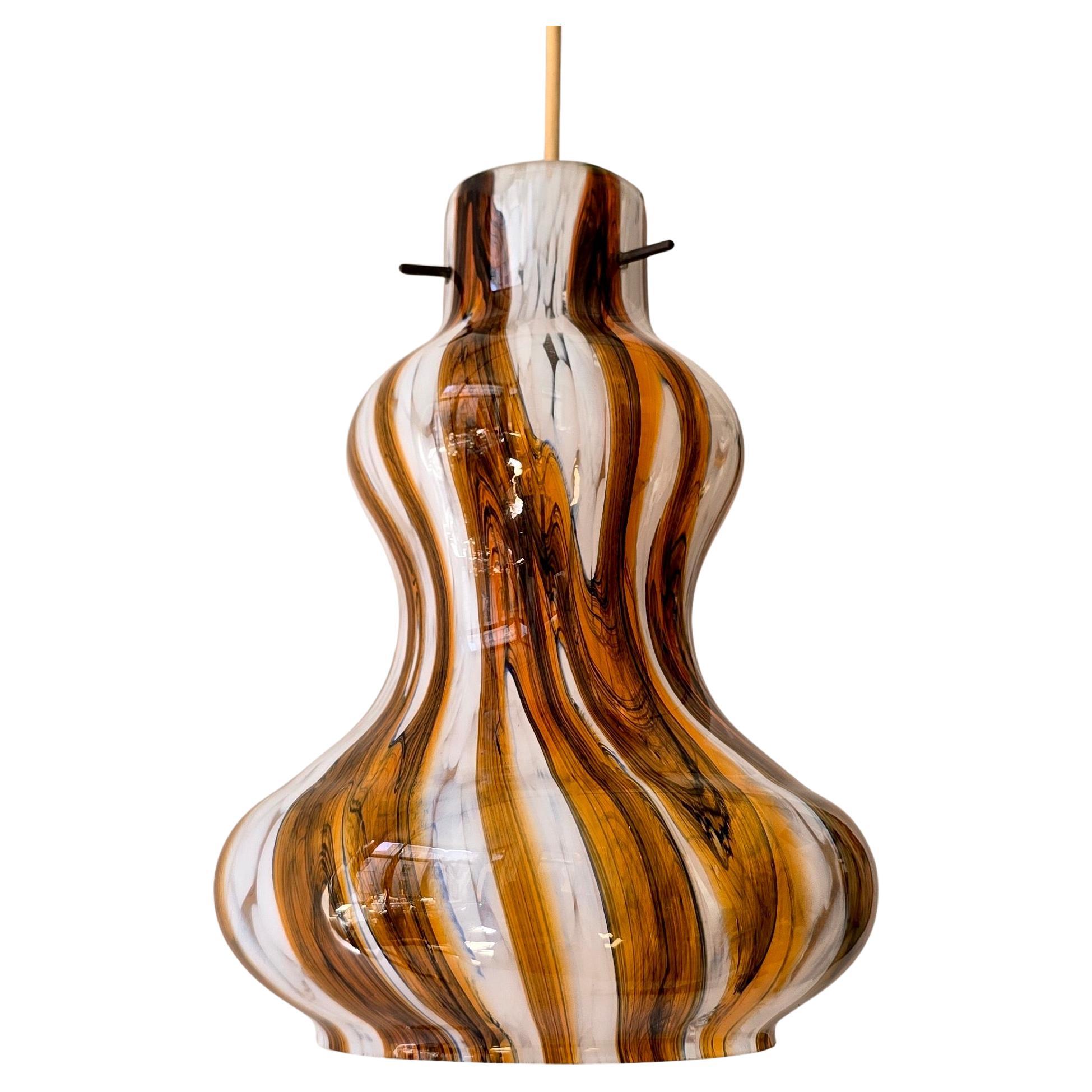 Lámpara colgante vintage de cristal de Murano con remolino ámbar y blanco, Italia, años 60 en venta
