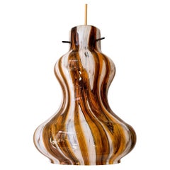 Lámpara colgante vintage de cristal de Murano con remolino ámbar y blanco, Italia, años 60