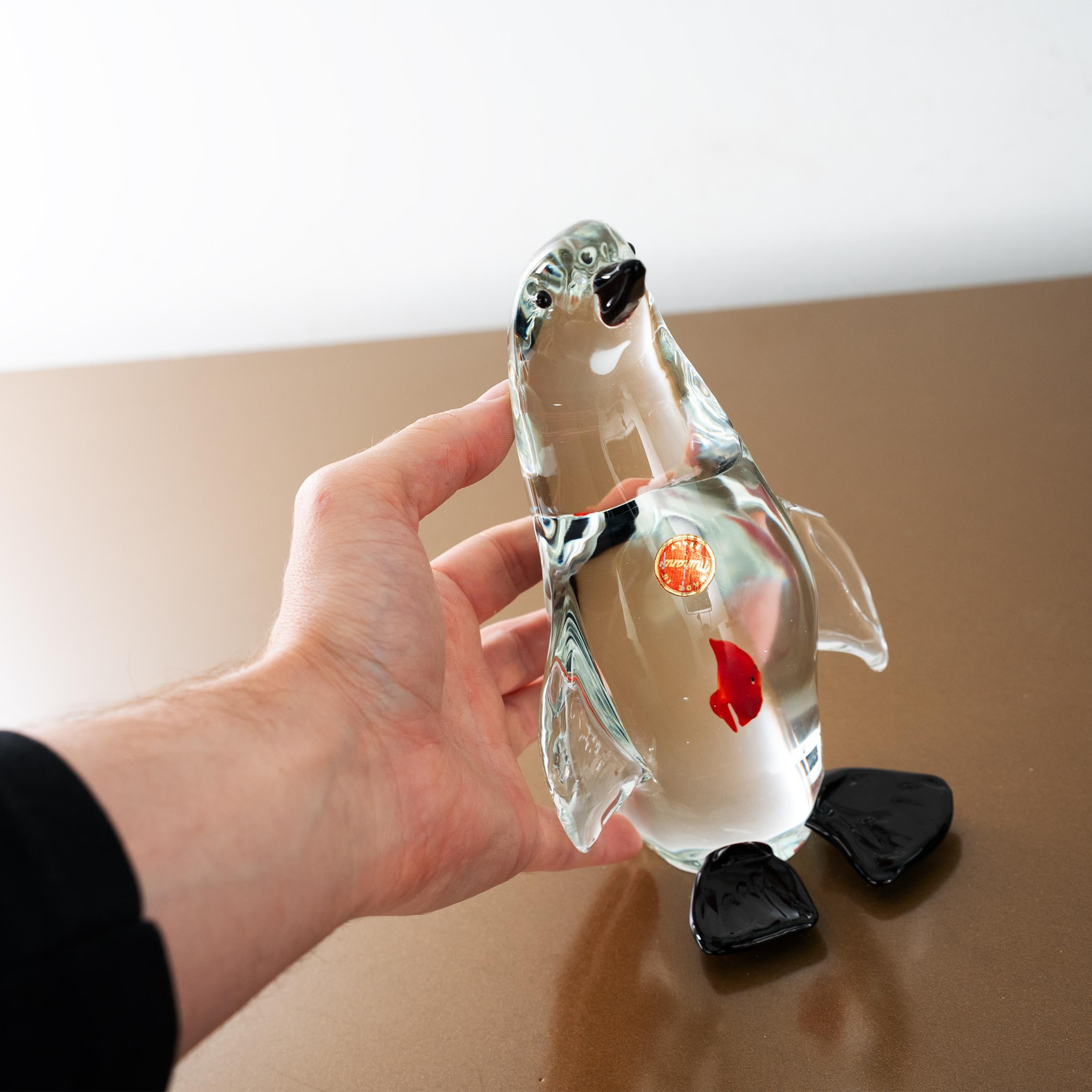Scultura di pinguino in vetro di Murano, cristallo con pesce rosso all'interno - Italia in vendita 3