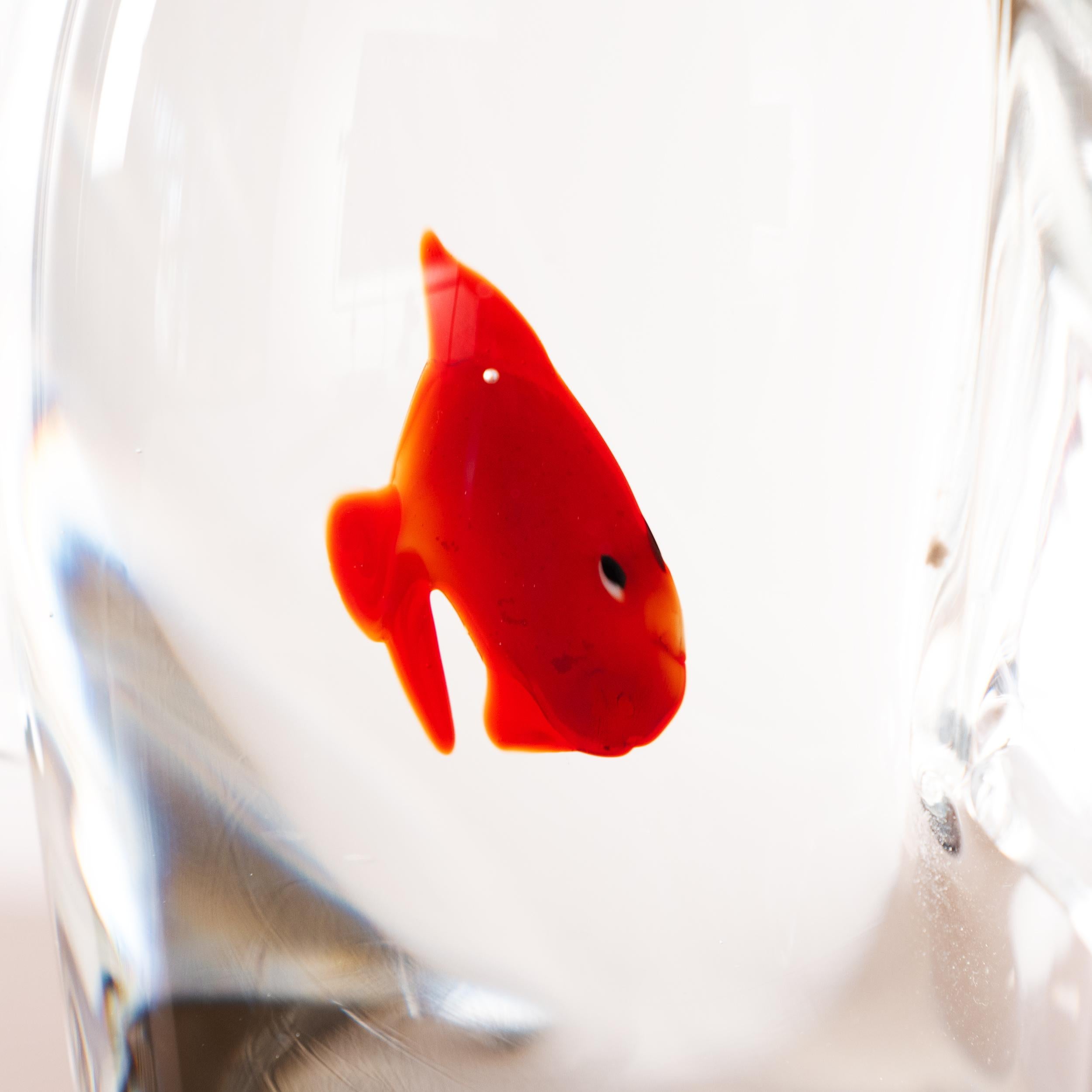 Fatto a mano Scultura di pinguino in vetro di Murano, cristallo con pesce rosso all'interno - Italia in vendita